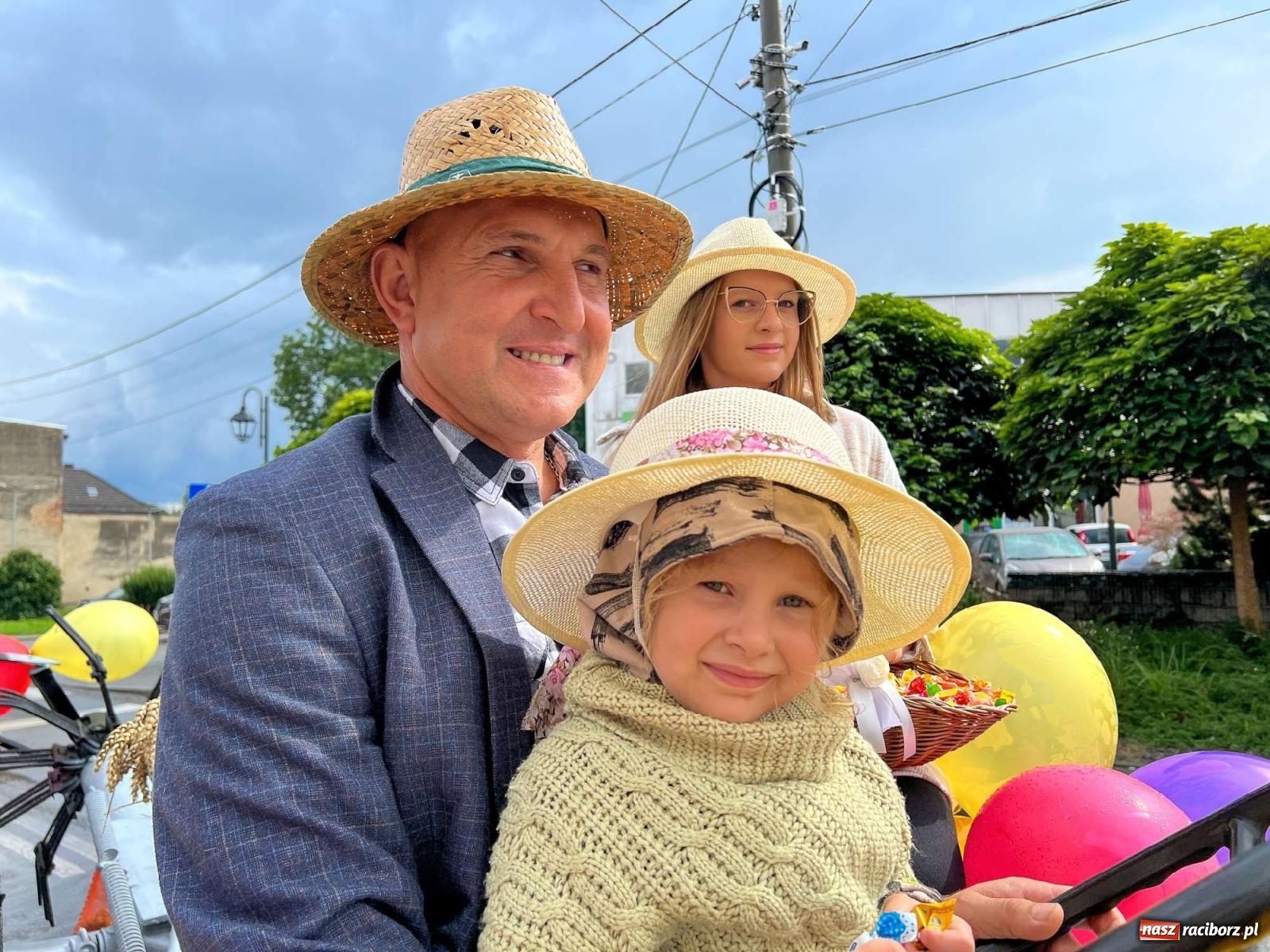 Zdjęcie w galerii na portalu naszraciborz.pl: W Pietrowicach Wielkich na korowód lunął deszcz, ale odczekali i ruszyli [FOTO i WIDEO] wiadomości z regionu