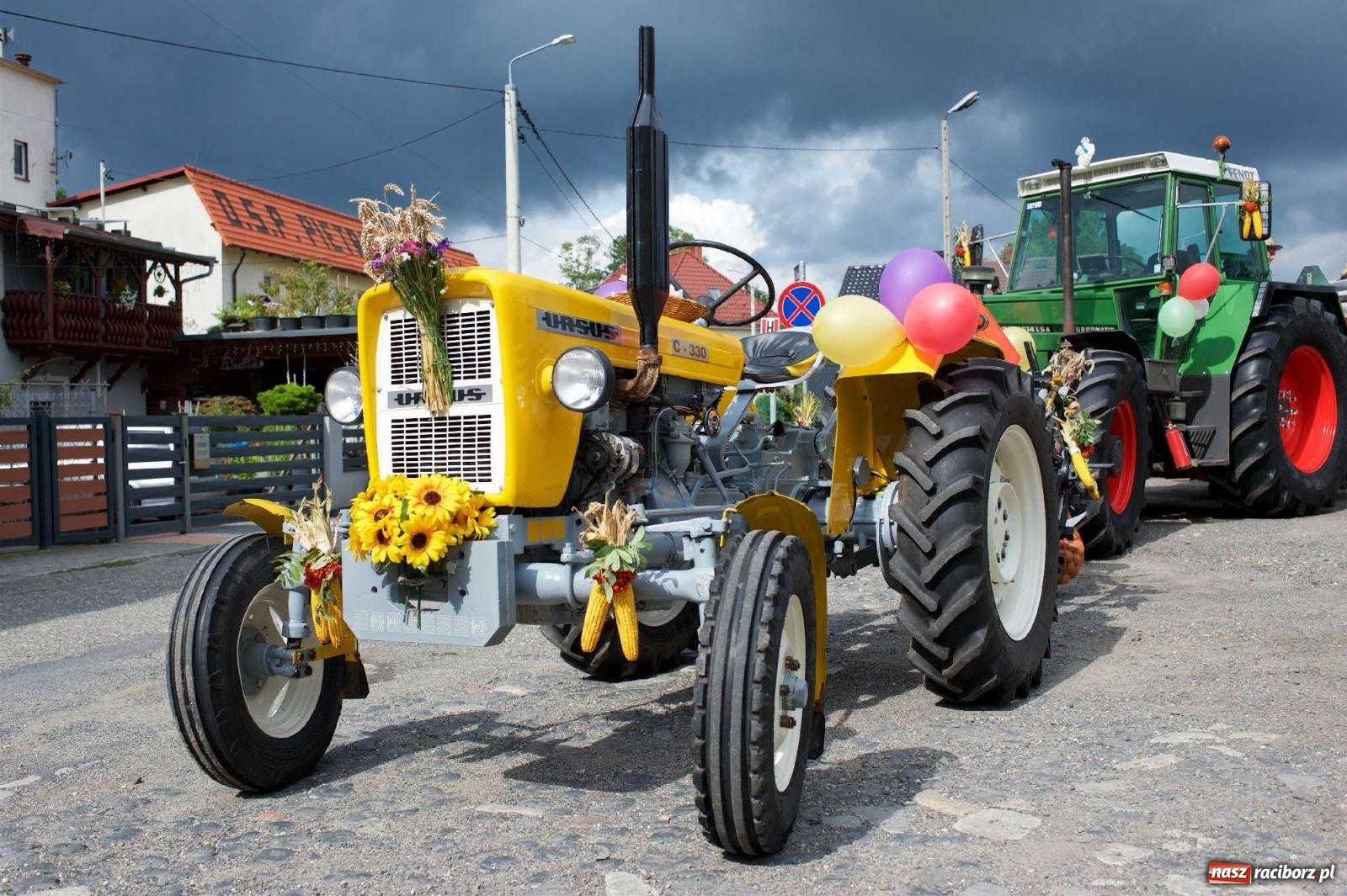 Zdjęcie w galerii na portalu naszraciborz.pl: W Pietrowicach Wielkich na korowód lunął deszcz, ale odczekali i ruszyli [FOTO i WIDEO] wiadomości z regionu