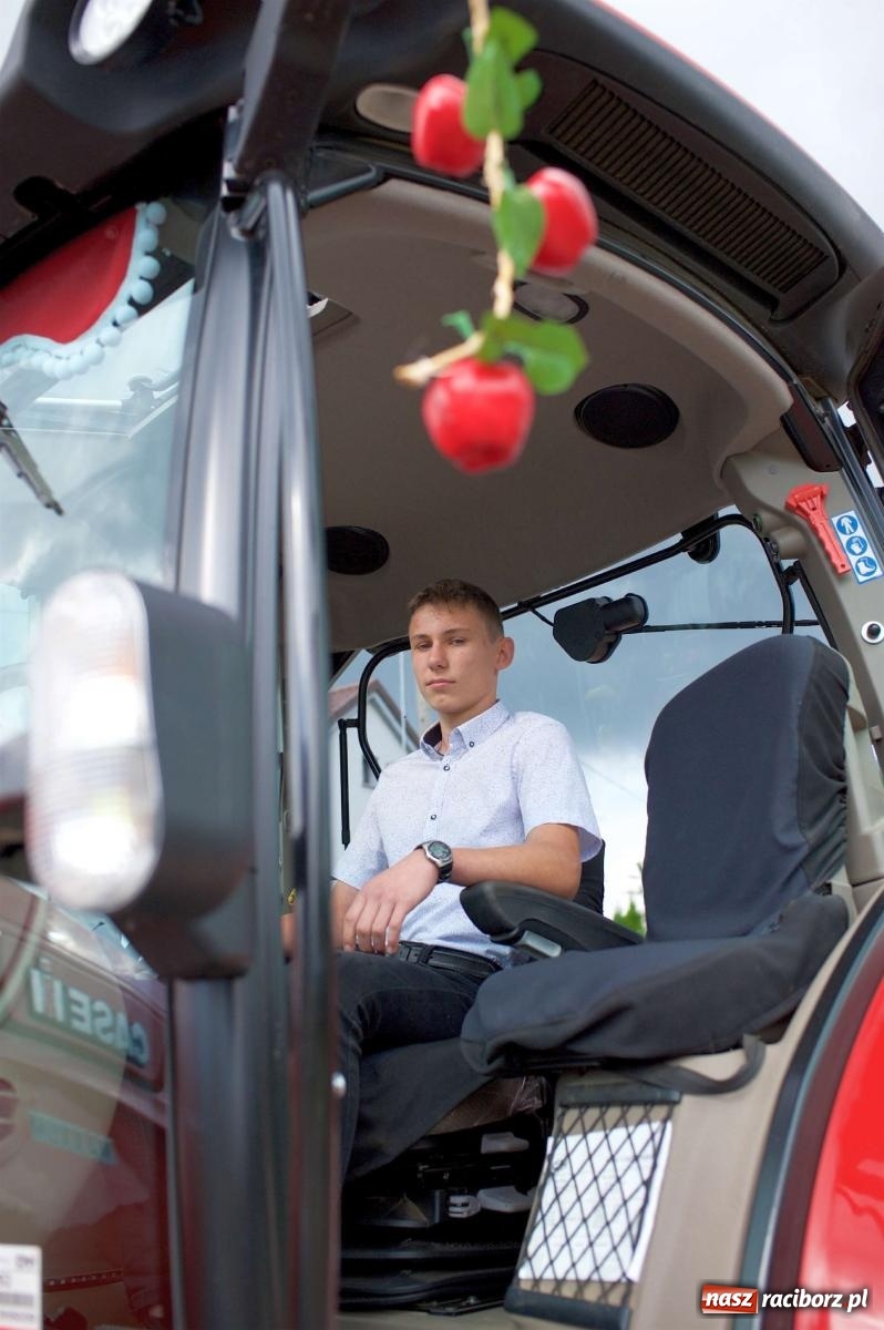 Zdjęcie w galerii na portalu naszraciborz.pl: W Pietrowicach Wielkich na korowód lunął deszcz, ale odczekali i ruszyli [FOTO i WIDEO] wiadomości z regionu