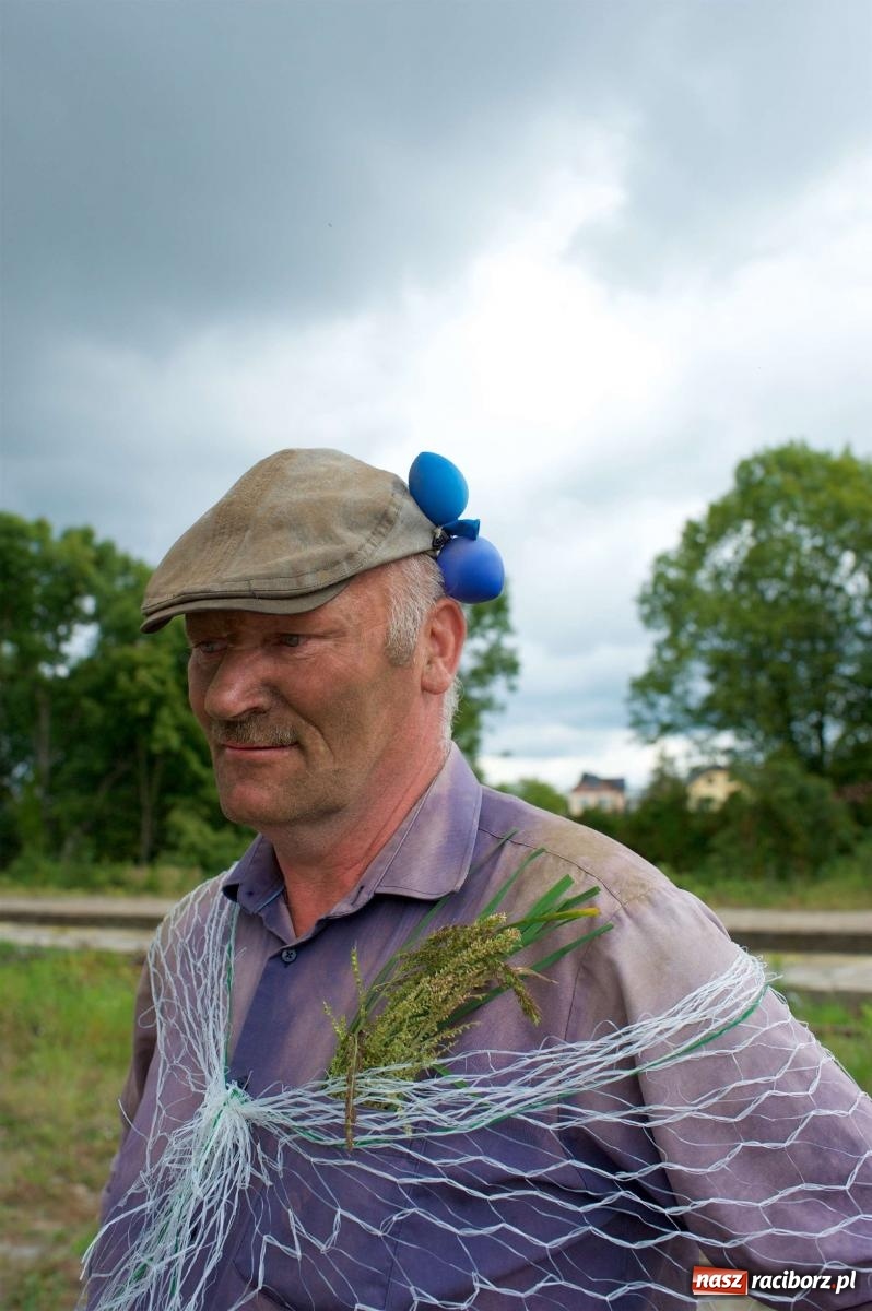 Zdjęcie w galerii na portalu naszraciborz.pl: W Pietrowicach Wielkich na korowód lunął deszcz, ale odczekali i ruszyli [FOTO i WIDEO] wiadomości z regionu