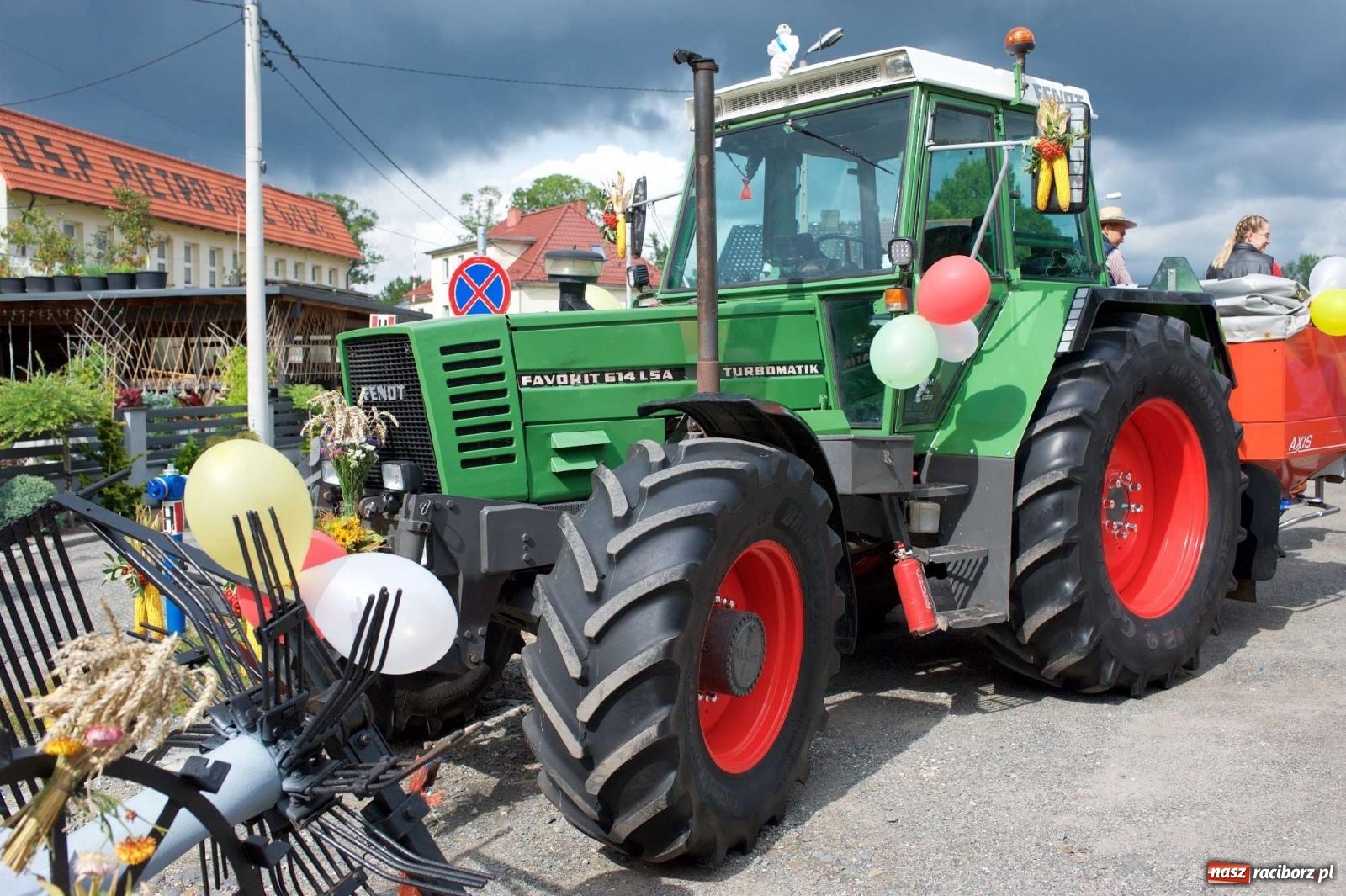 Zdjęcie w galerii na portalu naszraciborz.pl: W Pietrowicach Wielkich na korowód lunął deszcz, ale odczekali i ruszyli [FOTO i WIDEO] wiadomości z regionu
