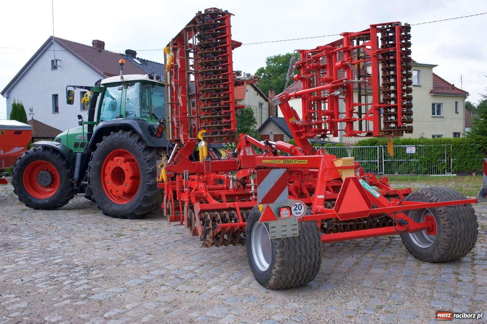 Zdjęcie w galerii na portalu naszraciborz.pl: W Pietrowicach Wielkich na korowód lunął deszcz, ale odczekali i ruszyli [FOTO i WIDEO] wiadomości z regionu