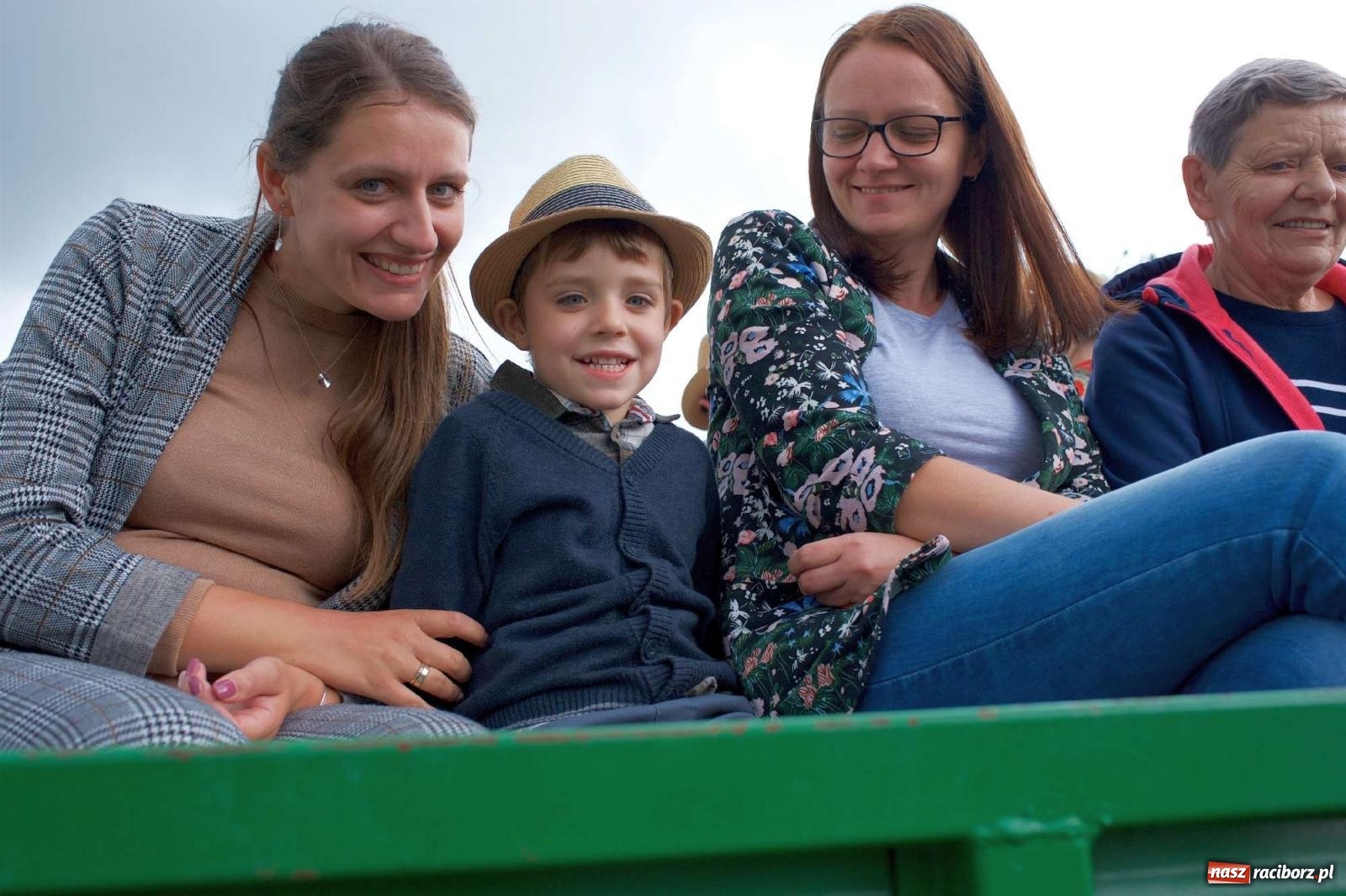 Zdjęcie w galerii na portalu naszraciborz.pl: W Pietrowicach Wielkich na korowód lunął deszcz, ale odczekali i ruszyli [FOTO i WIDEO] wiadomości z regionu