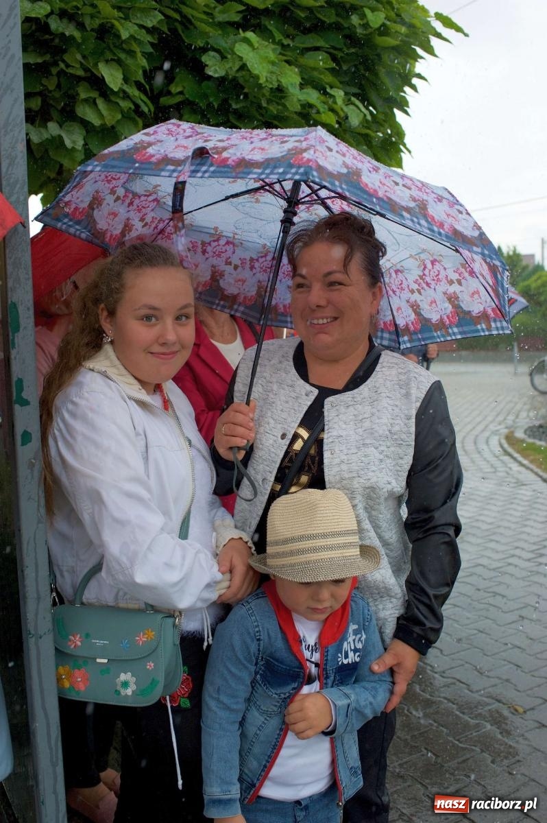 Zdjęcie w galerii na portalu naszraciborz.pl: W Pietrowicach Wielkich na korowód lunął deszcz, ale odczekali i ruszyli [FOTO i WIDEO] wiadomości z regionu
