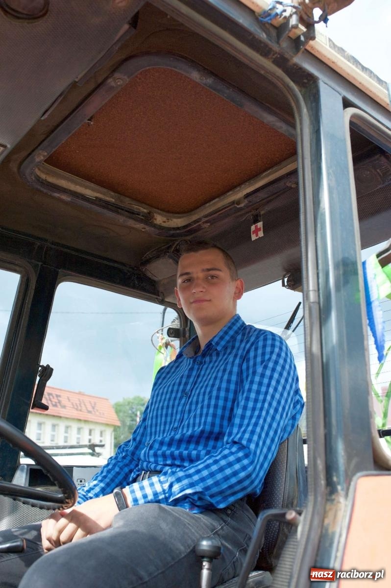 Zdjęcie w galerii na portalu naszraciborz.pl: W Pietrowicach Wielkich na korowód lunął deszcz, ale odczekali i ruszyli [FOTO i WIDEO] wiadomości z regionu