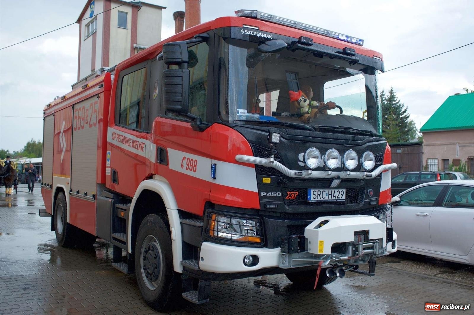 Zdjęcie w galerii na portalu naszraciborz.pl: W Pietrowicach Wielkich na korowód lunął deszcz, ale odczekali i ruszyli [FOTO i WIDEO] wiadomości z regionu