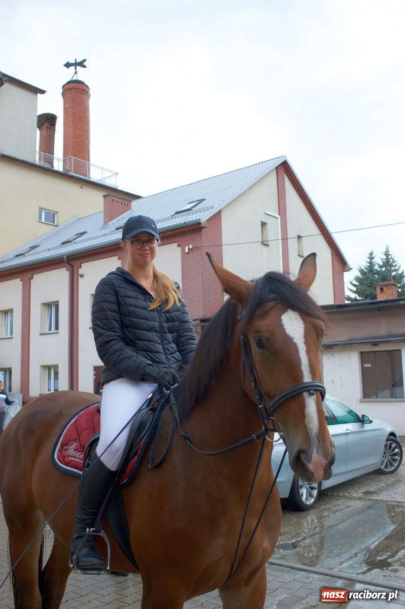 Zdjęcie w galerii na portalu naszraciborz.pl: W Pietrowicach Wielkich na korowód lunął deszcz, ale odczekali i ruszyli [FOTO i WIDEO] wiadomości z regionu
