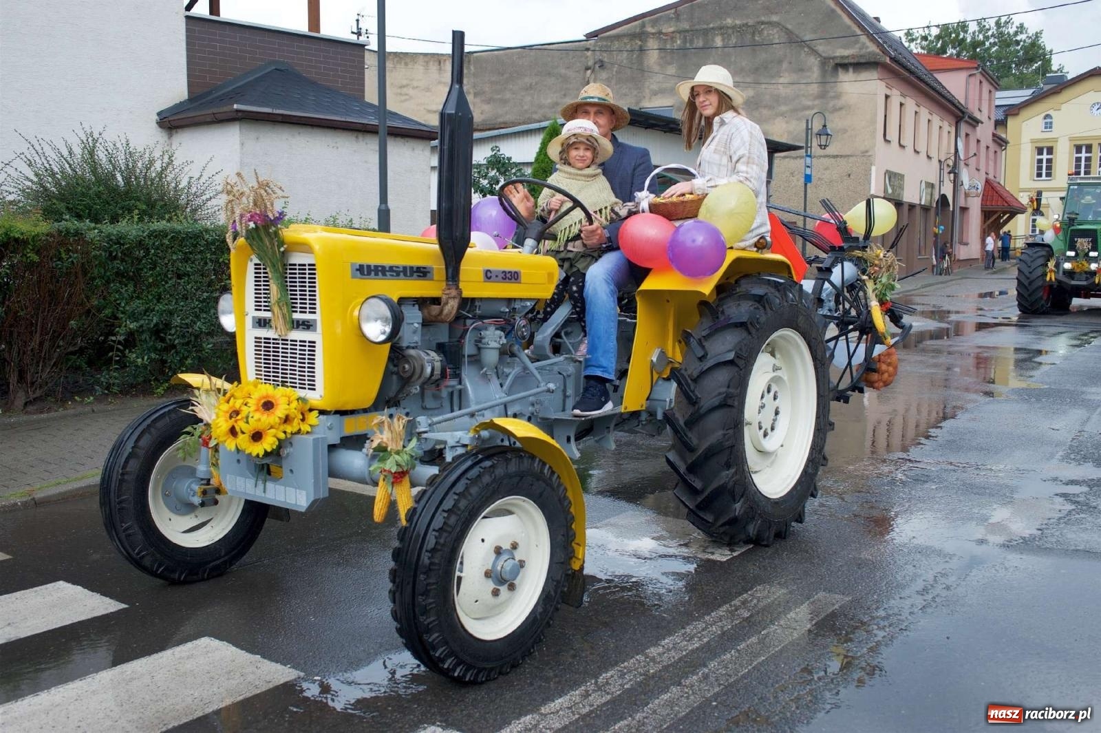 Zdjęcie w galerii na portalu naszraciborz.pl: W Pietrowicach Wielkich na korowód lunął deszcz, ale odczekali i ruszyli [FOTO i WIDEO] wiadomości z regionu
