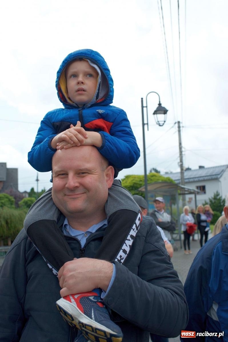 Zdjęcie w galerii na portalu naszraciborz.pl: W Pietrowicach Wielkich na korowód lunął deszcz, ale odczekali i ruszyli [FOTO i WIDEO] wiadomości z regionu