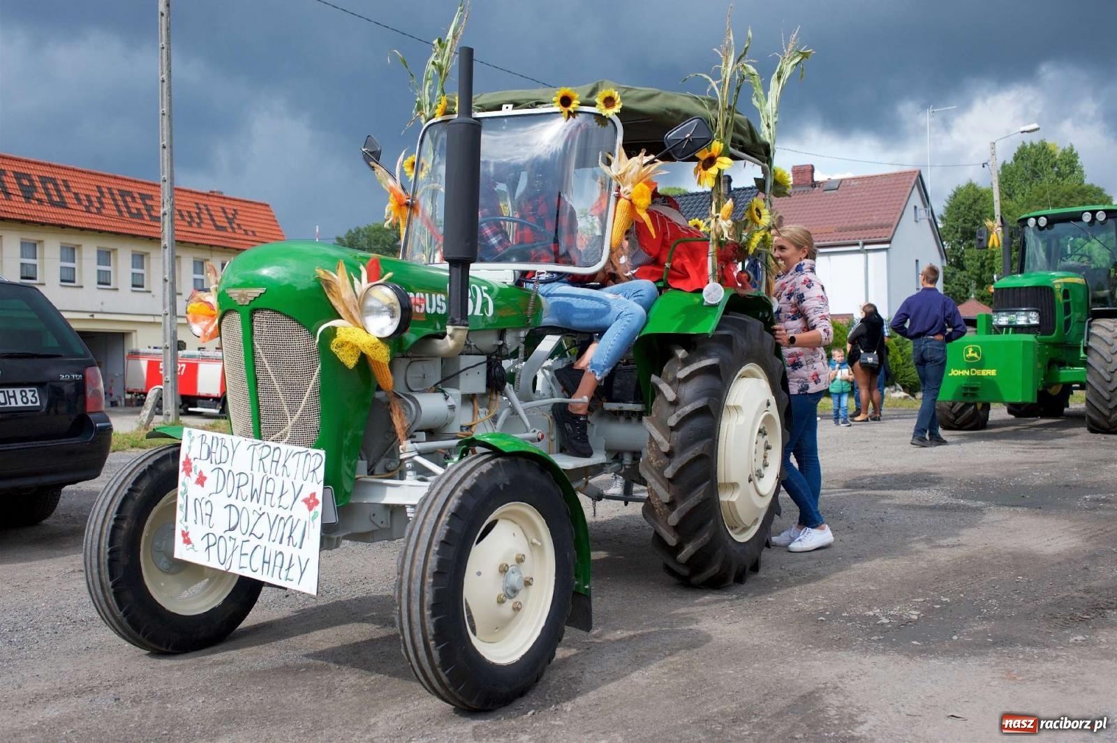 Zdjęcie w galerii na portalu naszraciborz.pl: W Pietrowicach Wielkich na korowód lunął deszcz, ale odczekali i ruszyli [FOTO i WIDEO] wiadomości z regionu