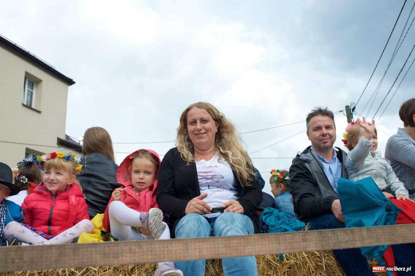 Zdjęcie w galerii na portalu naszraciborz.pl: W Pietrowicach Wielkich na korowód lunął deszcz, ale odczekali i ruszyli [FOTO i WIDEO] wiadomości z regionu