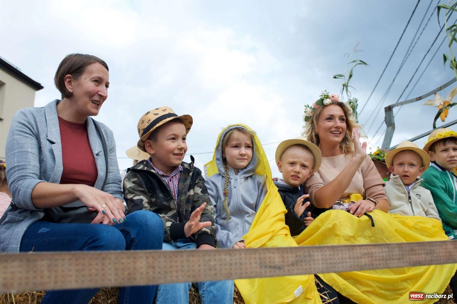 Zdjęcie w galerii na portalu naszraciborz.pl: W Pietrowicach Wielkich na korowód lunął deszcz, ale odczekali i ruszyli [FOTO i WIDEO] wiadomości z regionu