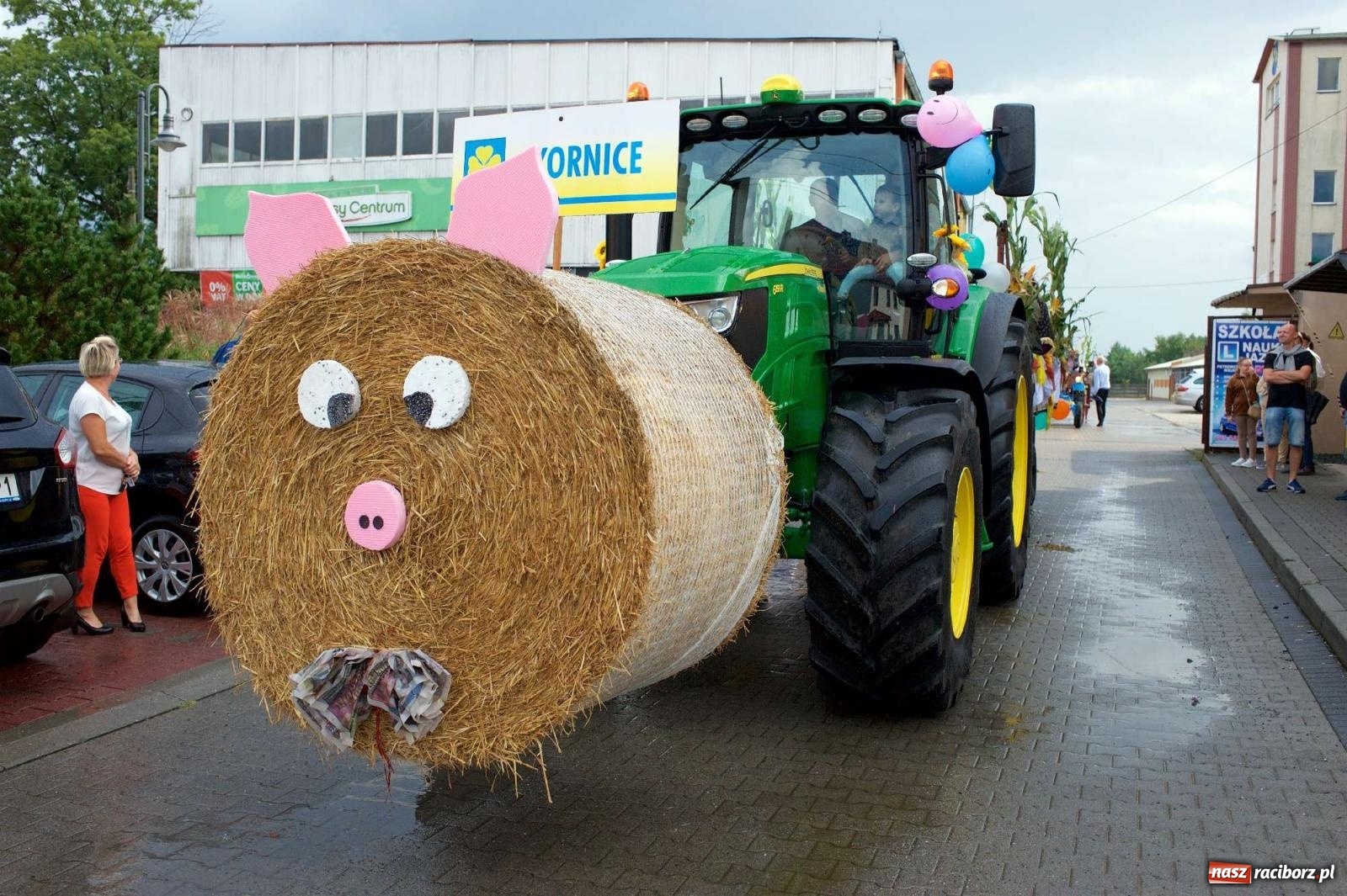 Zdjęcie w galerii na portalu naszraciborz.pl: W Pietrowicach Wielkich na korowód lunął deszcz, ale odczekali i ruszyli [FOTO i WIDEO] wiadomości z regionu