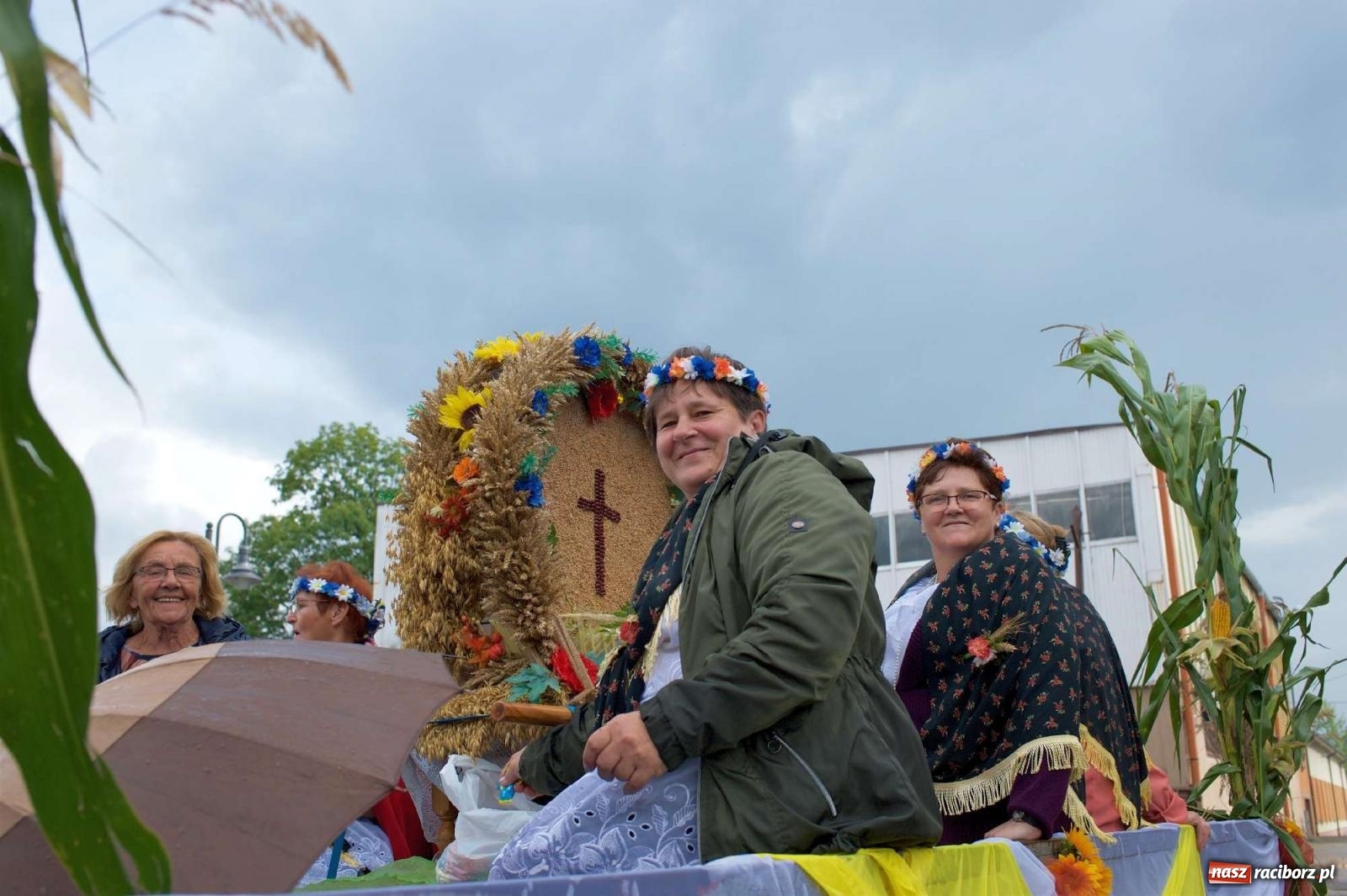 Zdjęcie w galerii na portalu naszraciborz.pl: W Pietrowicach Wielkich na korowód lunął deszcz, ale odczekali i ruszyli [FOTO i WIDEO] wiadomości z regionu
