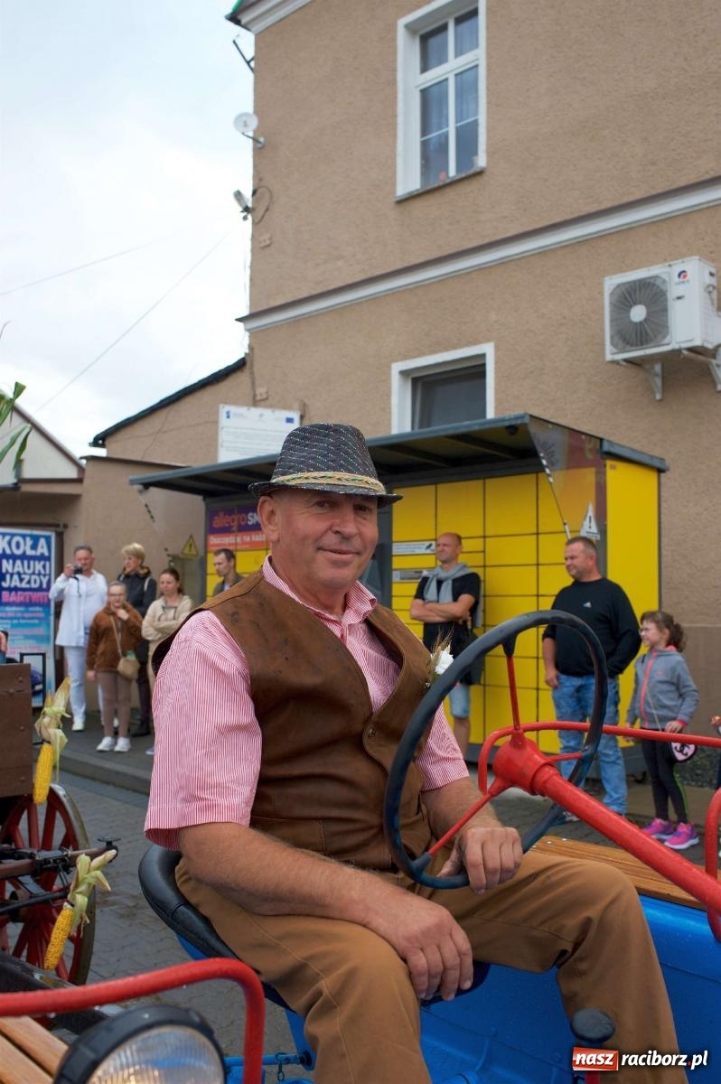 Zdjęcie w galerii na portalu naszraciborz.pl: W Pietrowicach Wielkich na korowód lunął deszcz, ale odczekali i ruszyli [FOTO i WIDEO] wiadomości z regionu