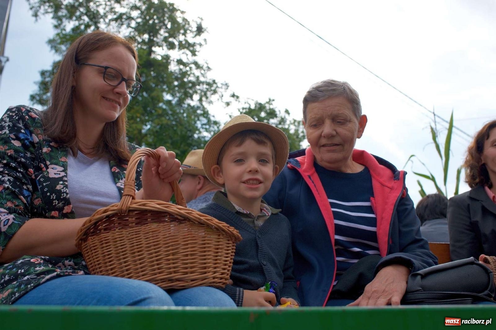 Zdjęcie w galerii na portalu naszraciborz.pl: W Pietrowicach Wielkich na korowód lunął deszcz, ale odczekali i ruszyli [FOTO i WIDEO] wiadomości z regionu