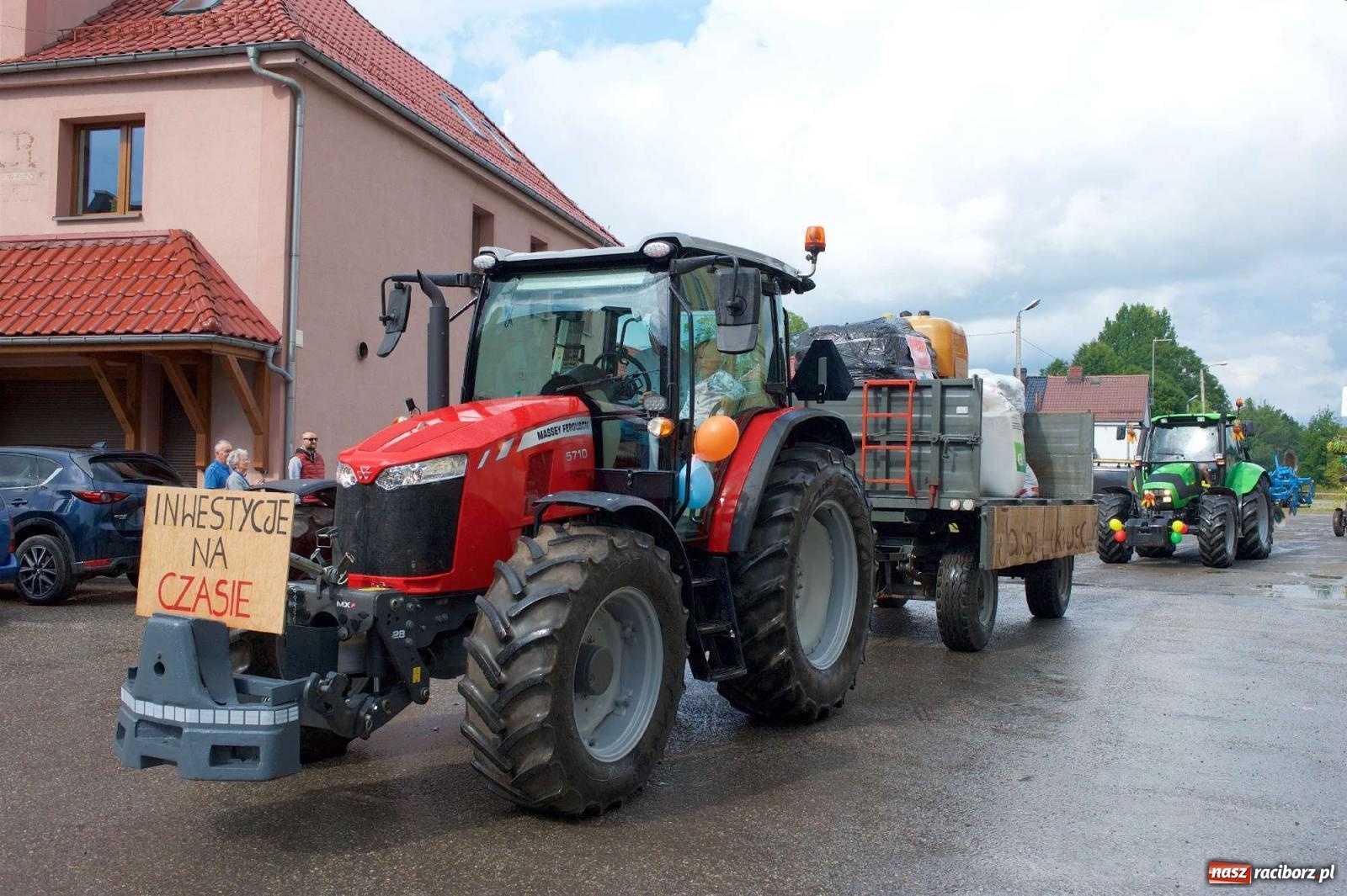 Zdjęcie w galerii na portalu naszraciborz.pl: W Pietrowicach Wielkich na korowód lunął deszcz, ale odczekali i ruszyli [FOTO i WIDEO] wiadomości z regionu