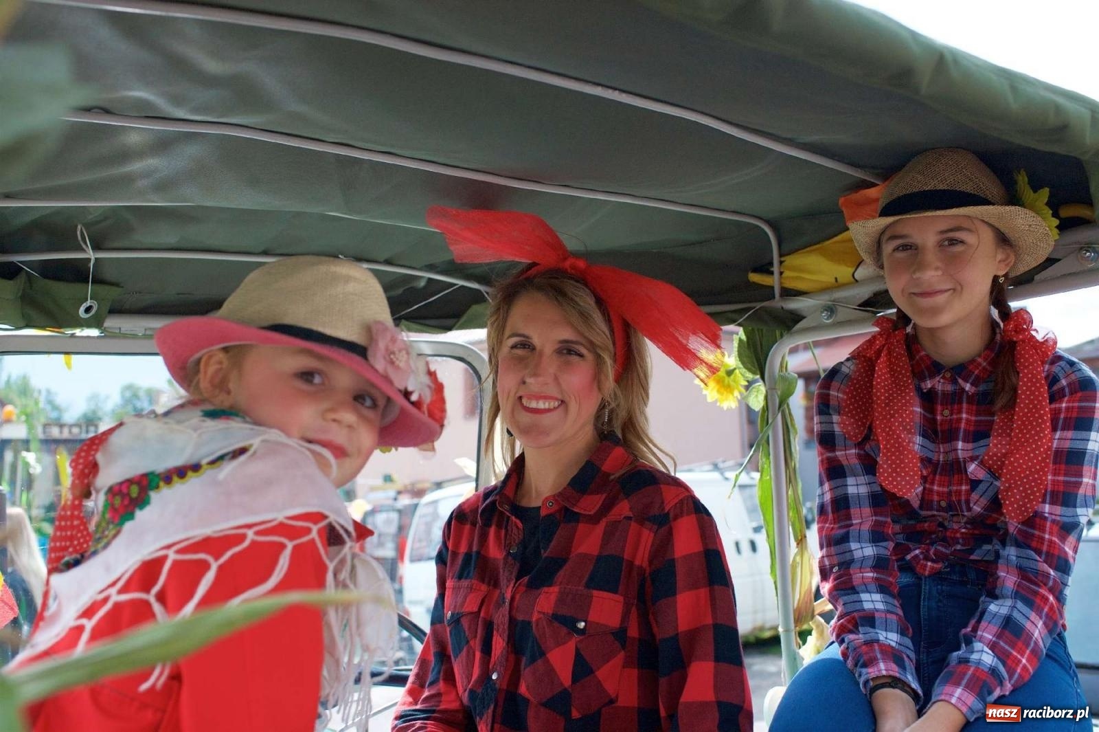 Zdjęcie w galerii na portalu naszraciborz.pl: W Pietrowicach Wielkich na korowód lunął deszcz, ale odczekali i ruszyli [FOTO i WIDEO] wiadomości z regionu