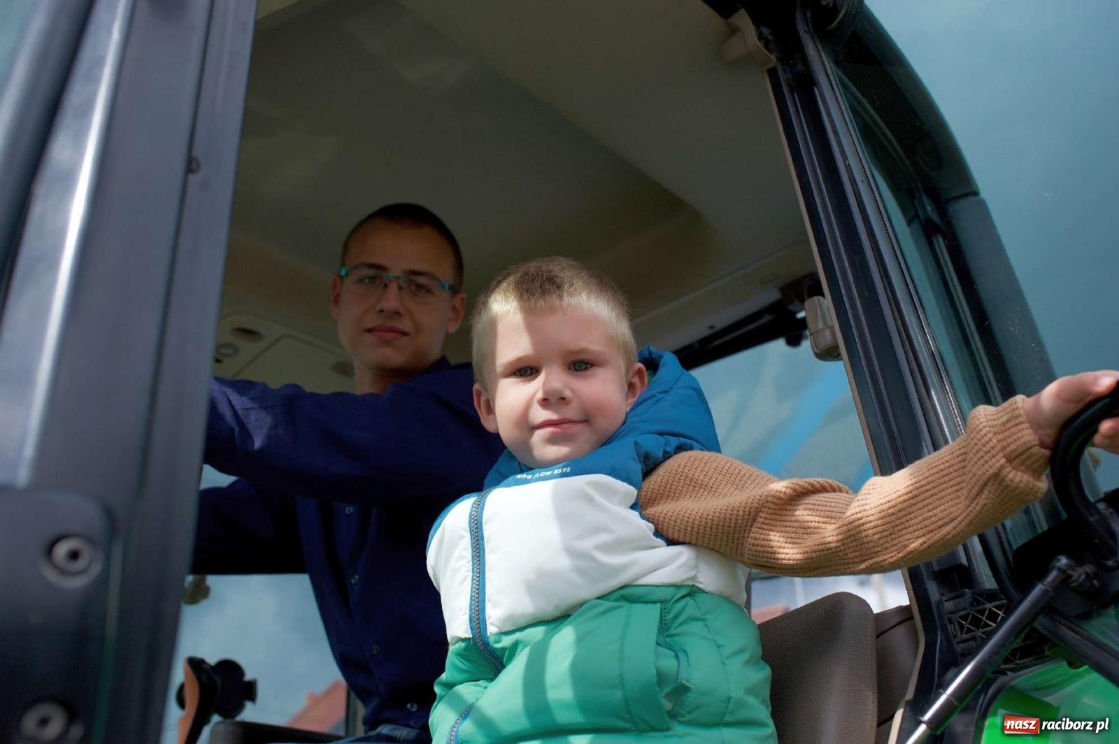 Zdjęcie w galerii na portalu naszraciborz.pl: W Pietrowicach Wielkich na korowód lunął deszcz, ale odczekali i ruszyli [FOTO i WIDEO] wiadomości z regionu