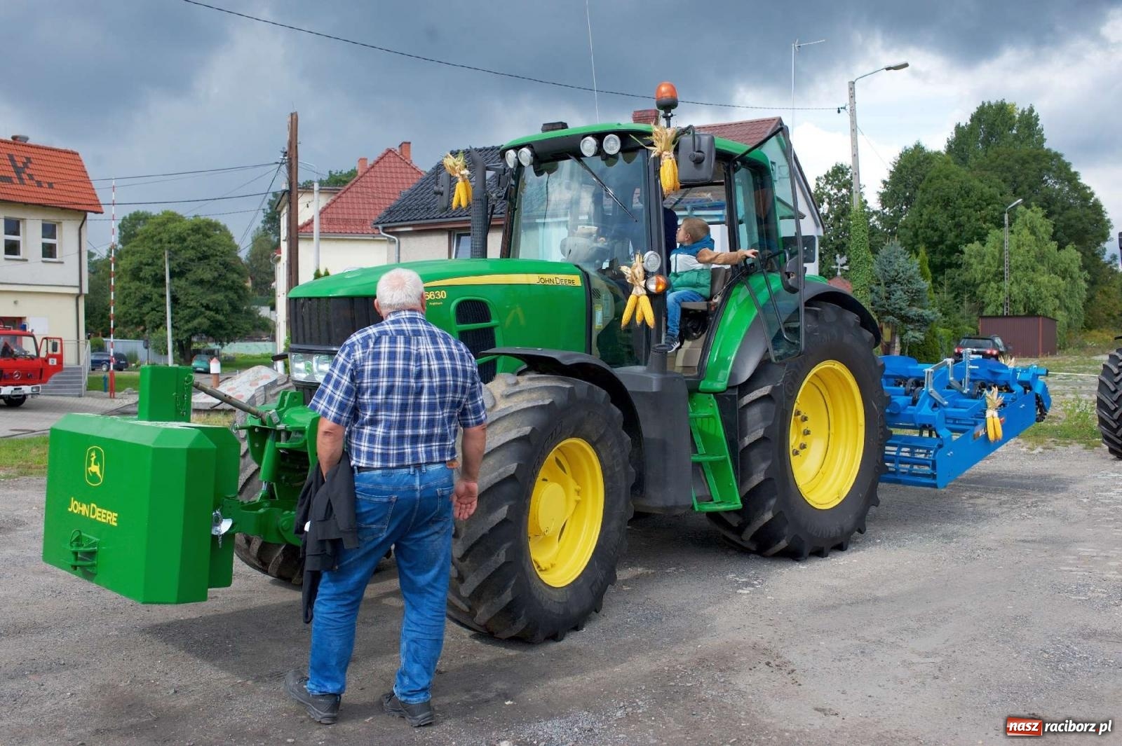 Zdjęcie w galerii na portalu naszraciborz.pl: W Pietrowicach Wielkich na korowód lunął deszcz, ale odczekali i ruszyli [FOTO i WIDEO] wiadomości z regionu