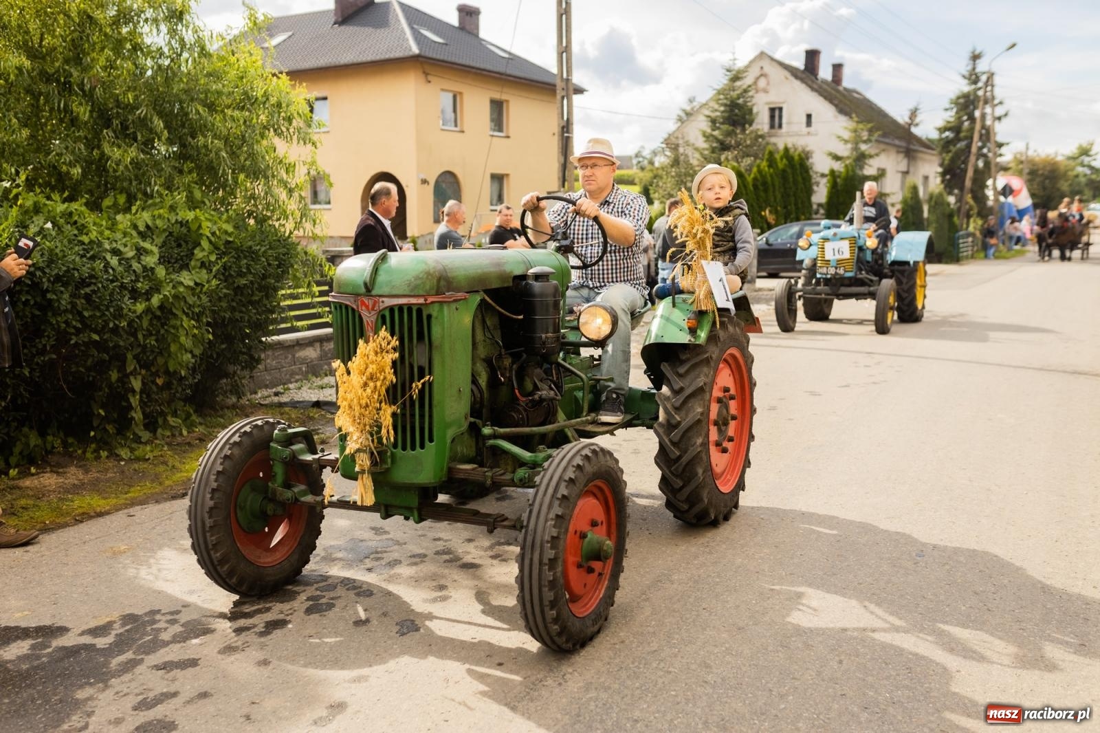 Zdjęcie w galerii na portalu naszraciborz.pl: Korowód starych maszyn rolniczych w Gamowie [FOTO i WIDEO] wiadomości z regionu