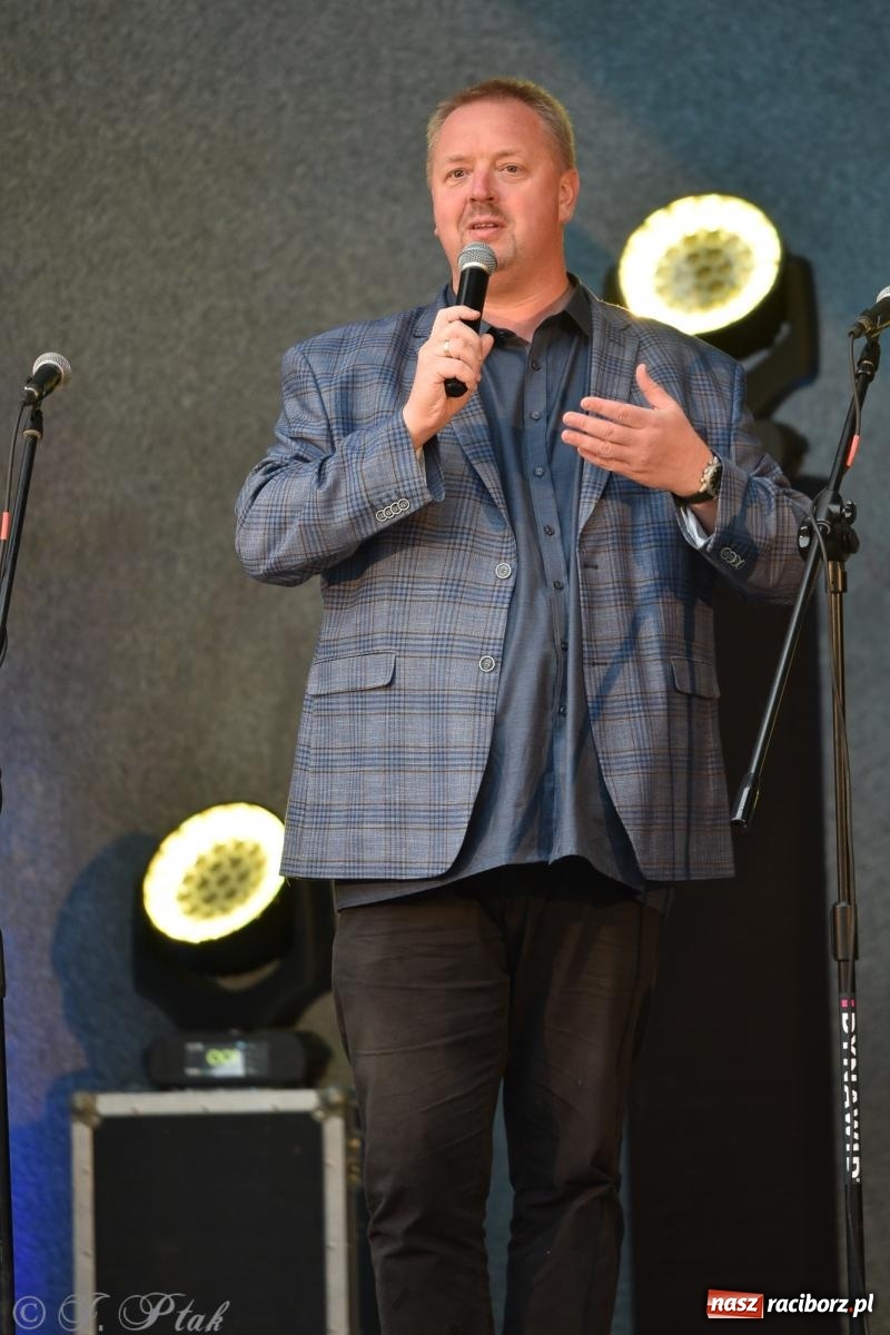 Zdjęcie w galerii na portalu naszraciborz.pl: Opera i deszcz. W parku m. Roth zakończono sezon koncertów plenerowych [FOTO i WIDEO] wiadomości z regionu