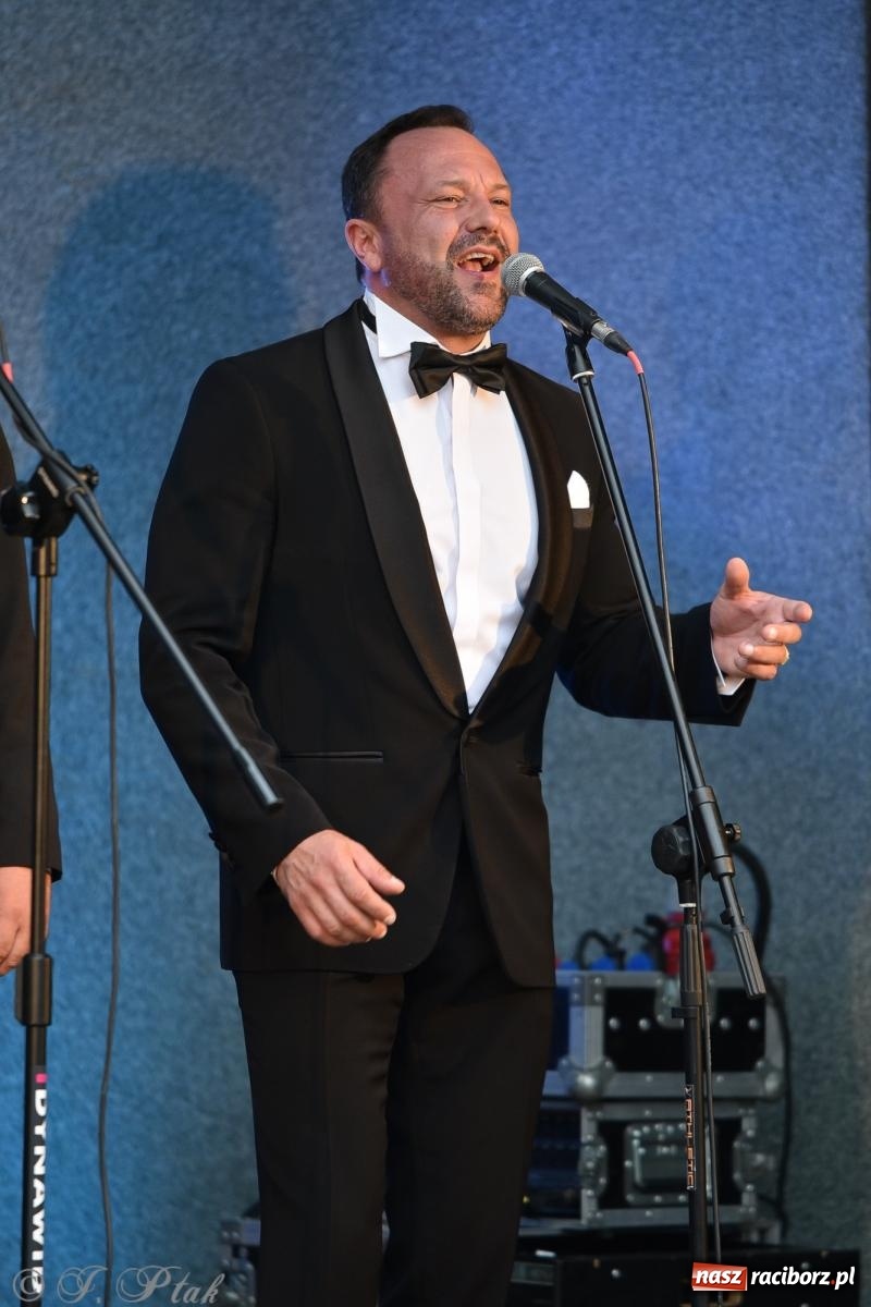 Zdjęcie w galerii na portalu naszraciborz.pl: Opera i deszcz. W parku m. Roth zakończono sezon koncertów plenerowych [FOTO i WIDEO] wiadomości z regionu