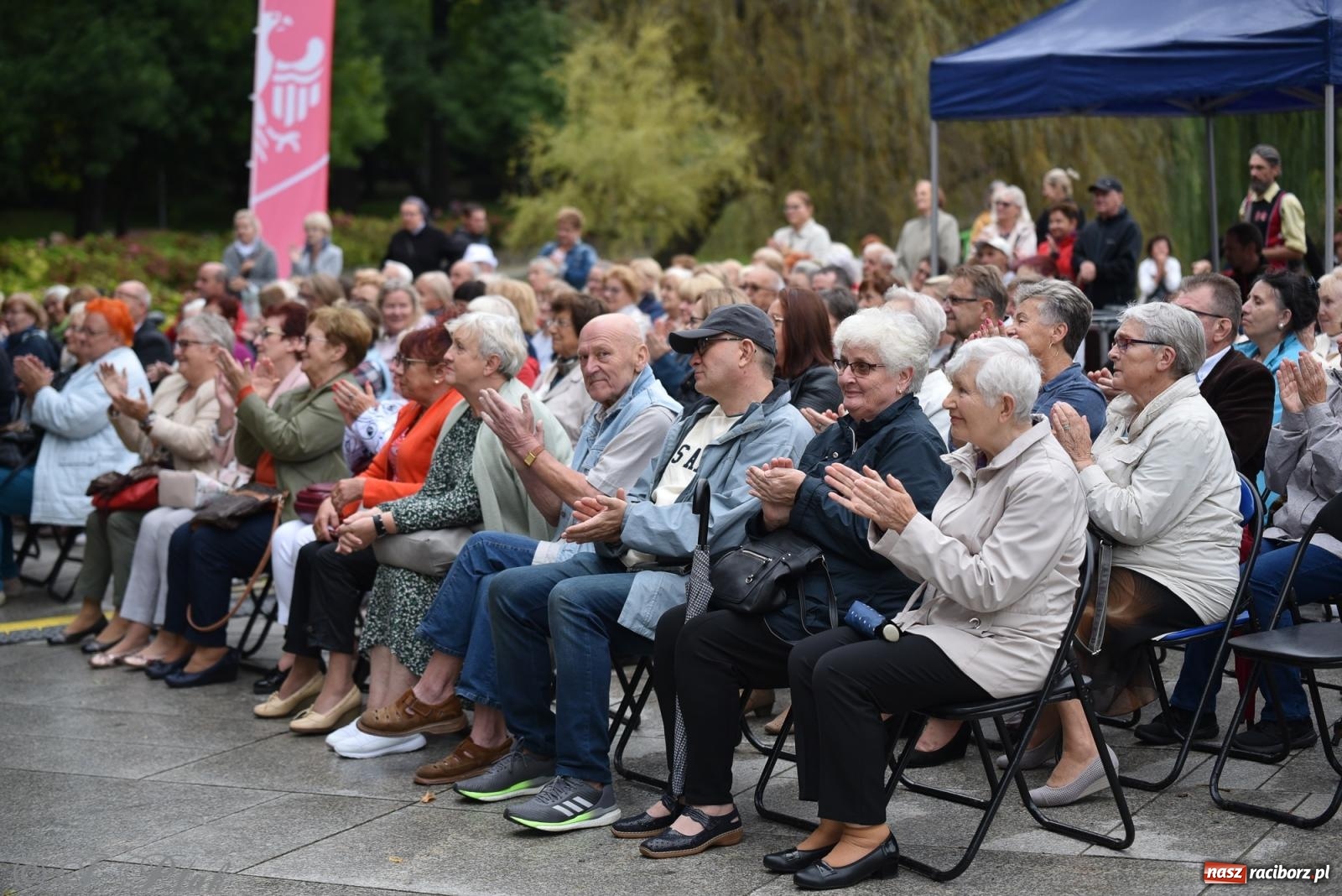Zdjęcie w galerii na portalu naszraciborz.pl: Opera i deszcz. W parku m. Roth zakończono sezon koncertów plenerowych [FOTO i WIDEO] wiadomości z regionu