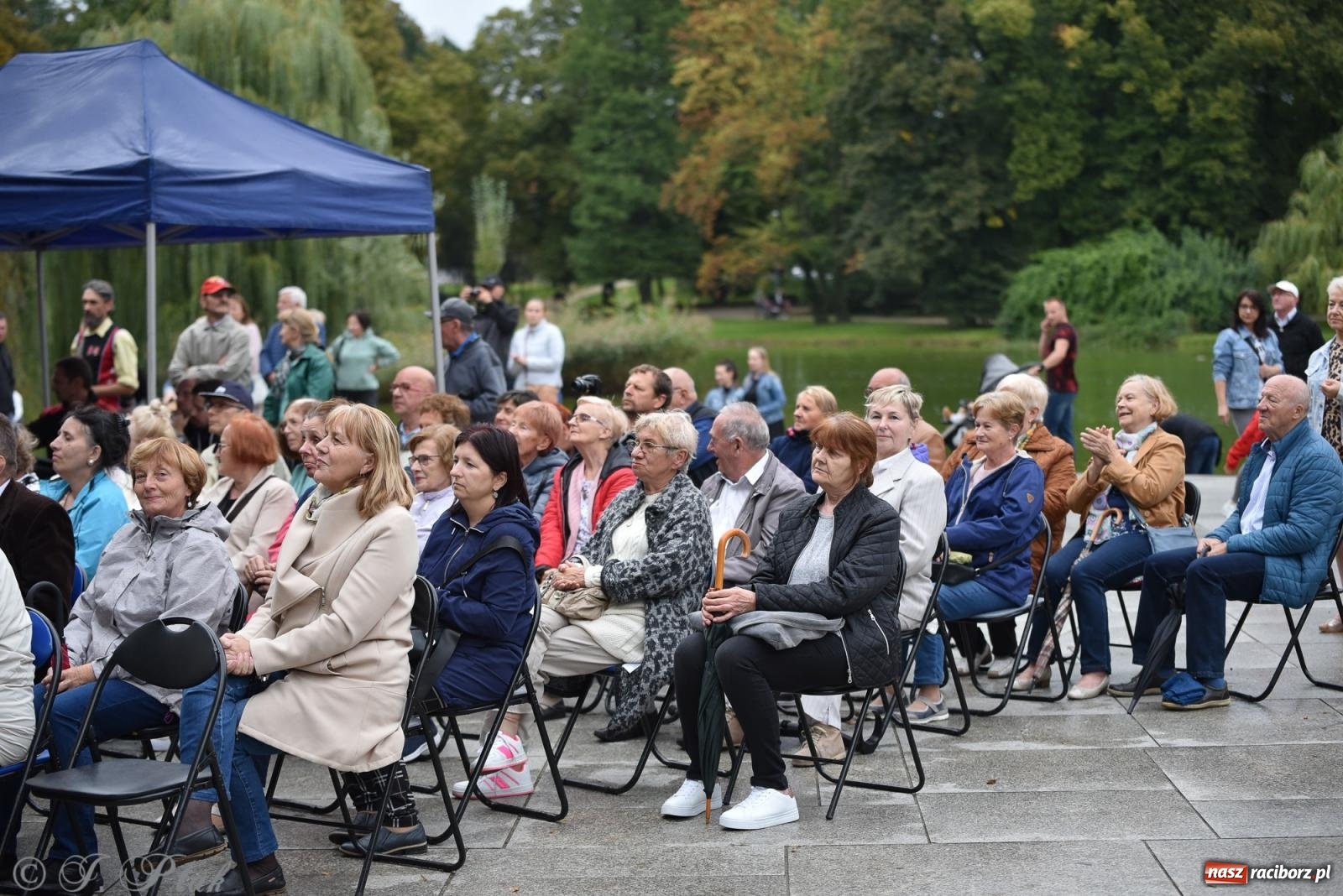 Zdjęcie w galerii na portalu naszraciborz.pl: Opera i deszcz. W parku m. Roth zakończono sezon koncertów plenerowych [FOTO i WIDEO] wiadomości z regionu