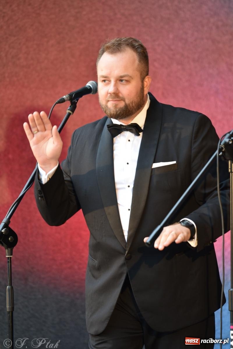 Zdjęcie w galerii na portalu naszraciborz.pl: Opera i deszcz. W parku m. Roth zakończono sezon koncertów plenerowych [FOTO i WIDEO] wiadomości z regionu