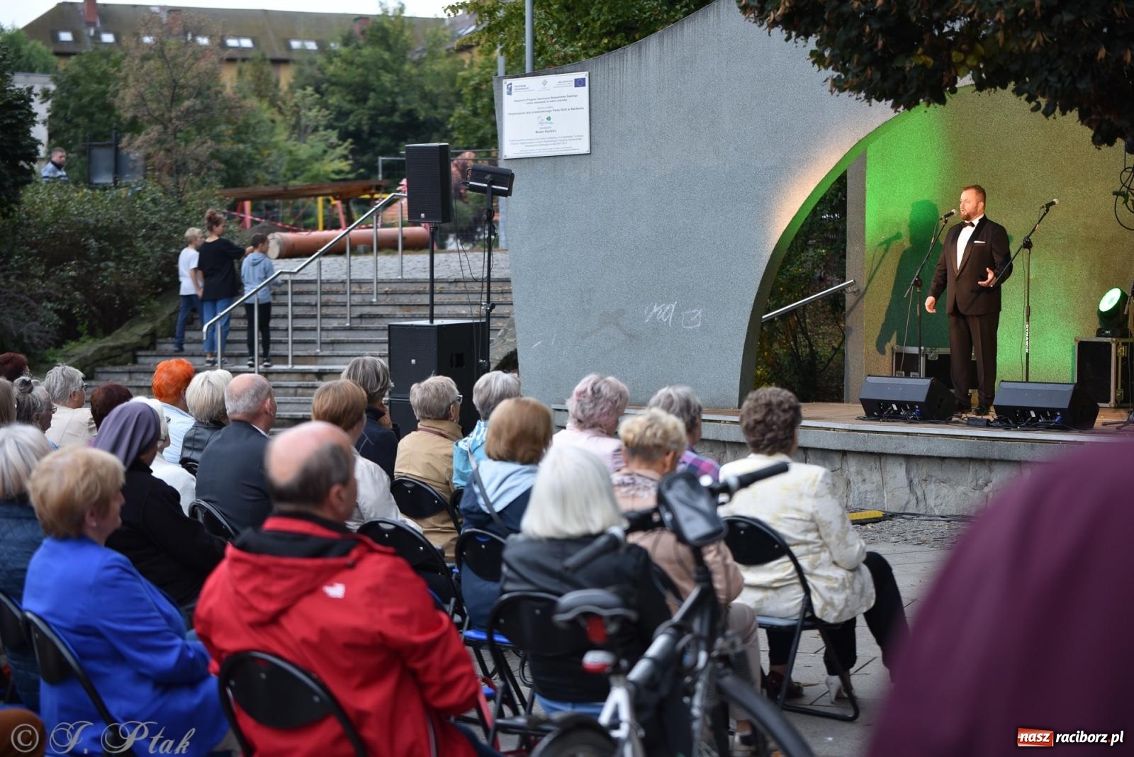 Zdjęcie w galerii na portalu naszraciborz.pl: Opera i deszcz. W parku m. Roth zakończono sezon koncertów plenerowych [FOTO i WIDEO] wiadomości z regionu