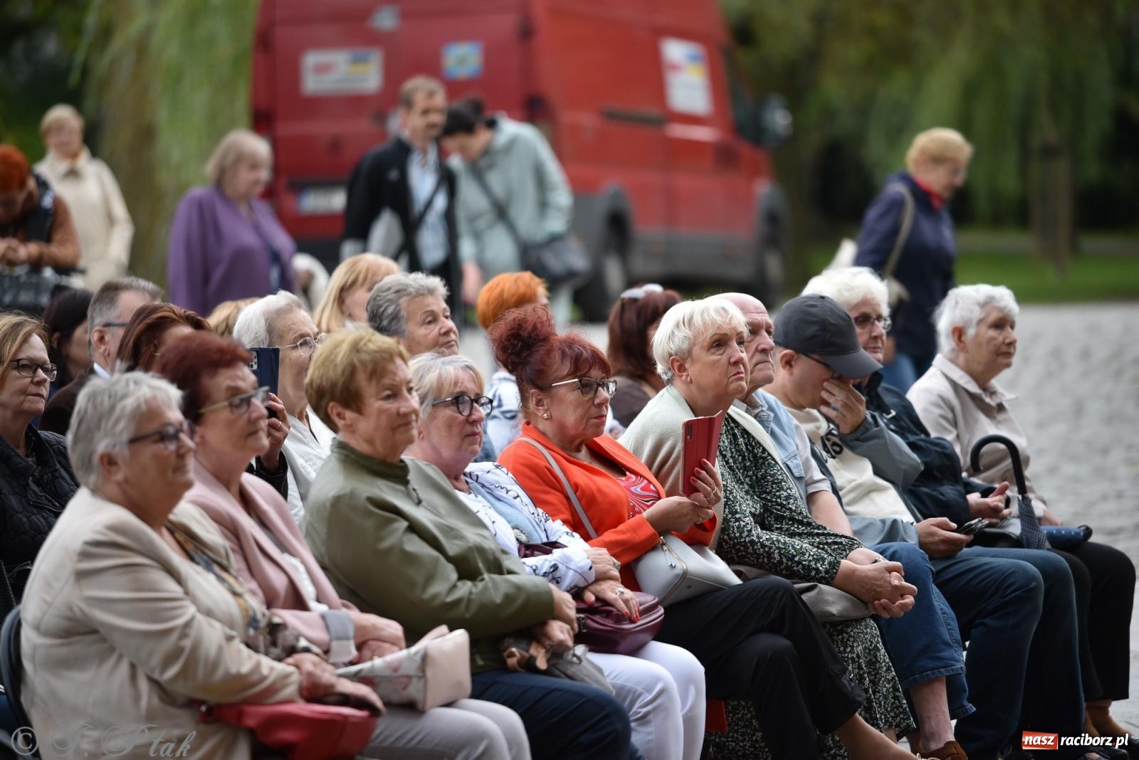 Zdjęcie w galerii na portalu naszraciborz.pl: Opera i deszcz. W parku m. Roth zakończono sezon koncertów plenerowych [FOTO i WIDEO] wiadomości z regionu