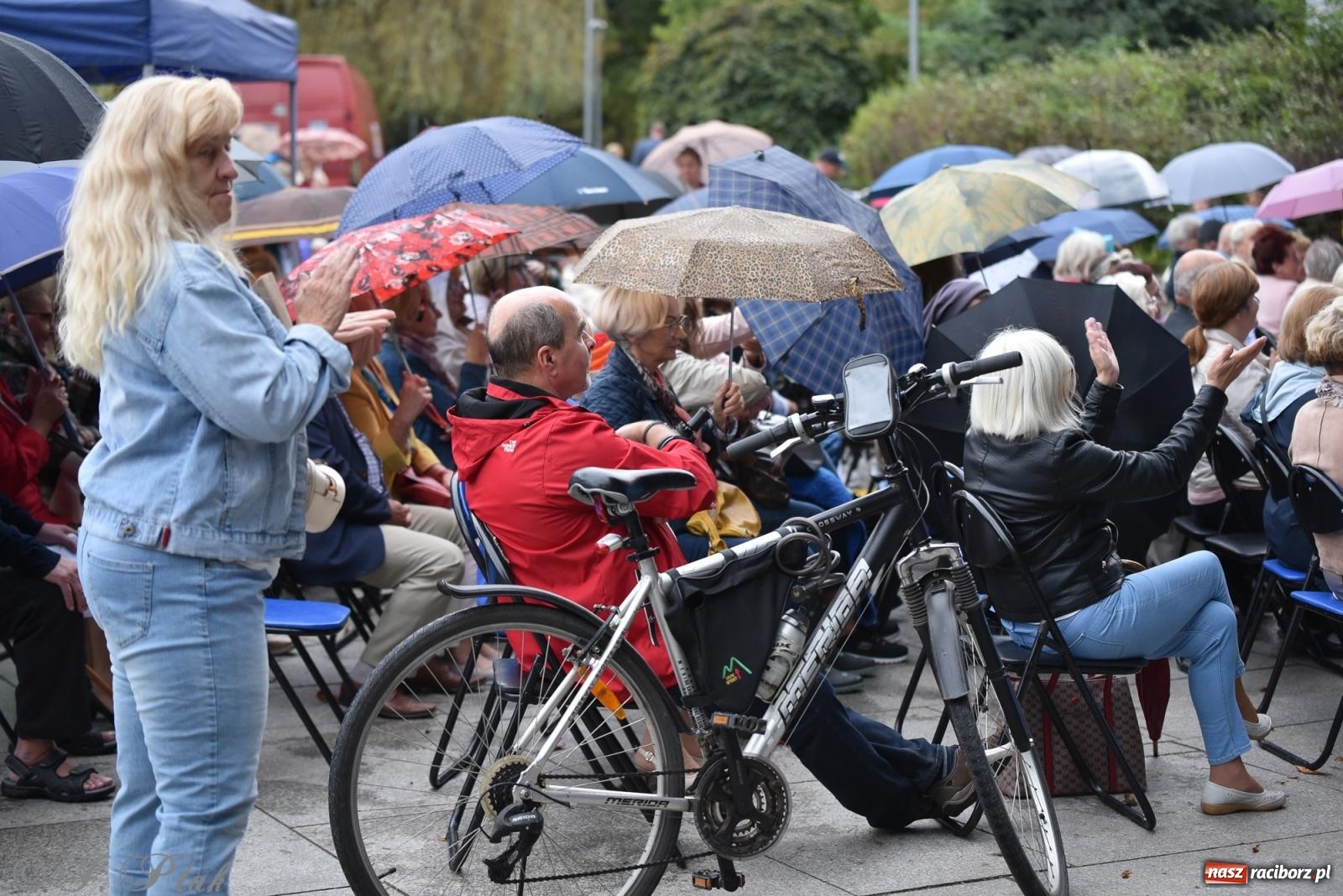 Zdjęcie w galerii na portalu naszraciborz.pl: Opera i deszcz. W parku m. Roth zakończono sezon koncertów plenerowych [FOTO i WIDEO] wiadomości z regionu