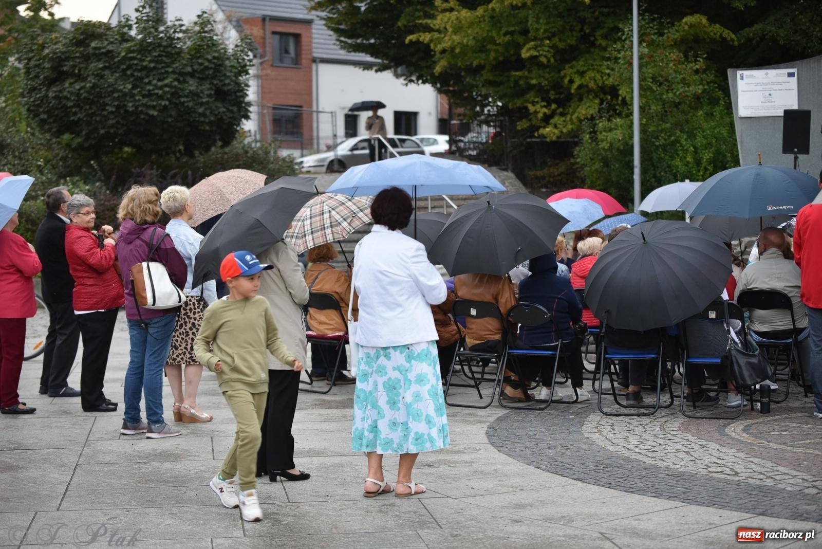 Zdjęcie w galerii na portalu naszraciborz.pl: Opera i deszcz. W parku m. Roth zakończono sezon koncertów plenerowych [FOTO i WIDEO] wiadomości z regionu
