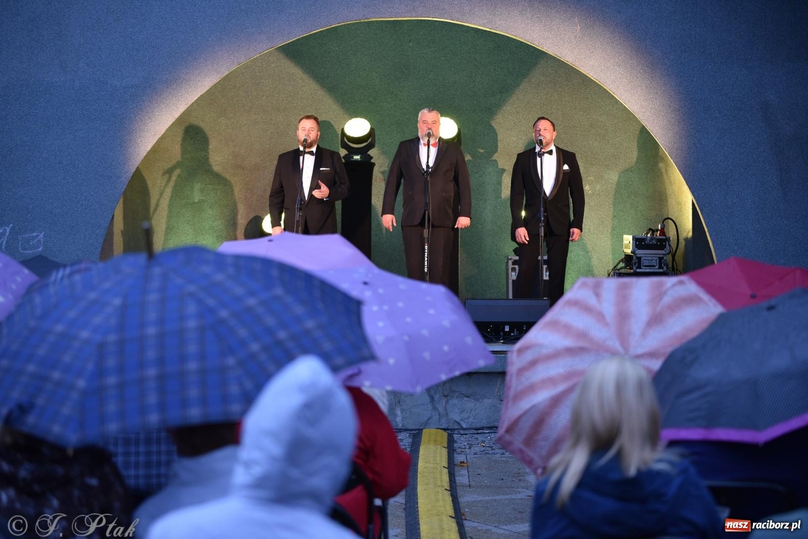 Zdjęcie w galerii na portalu naszraciborz.pl: Opera i deszcz. W parku m. Roth zakończono sezon koncertów plenerowych [FOTO i WIDEO] wiadomości z regionu