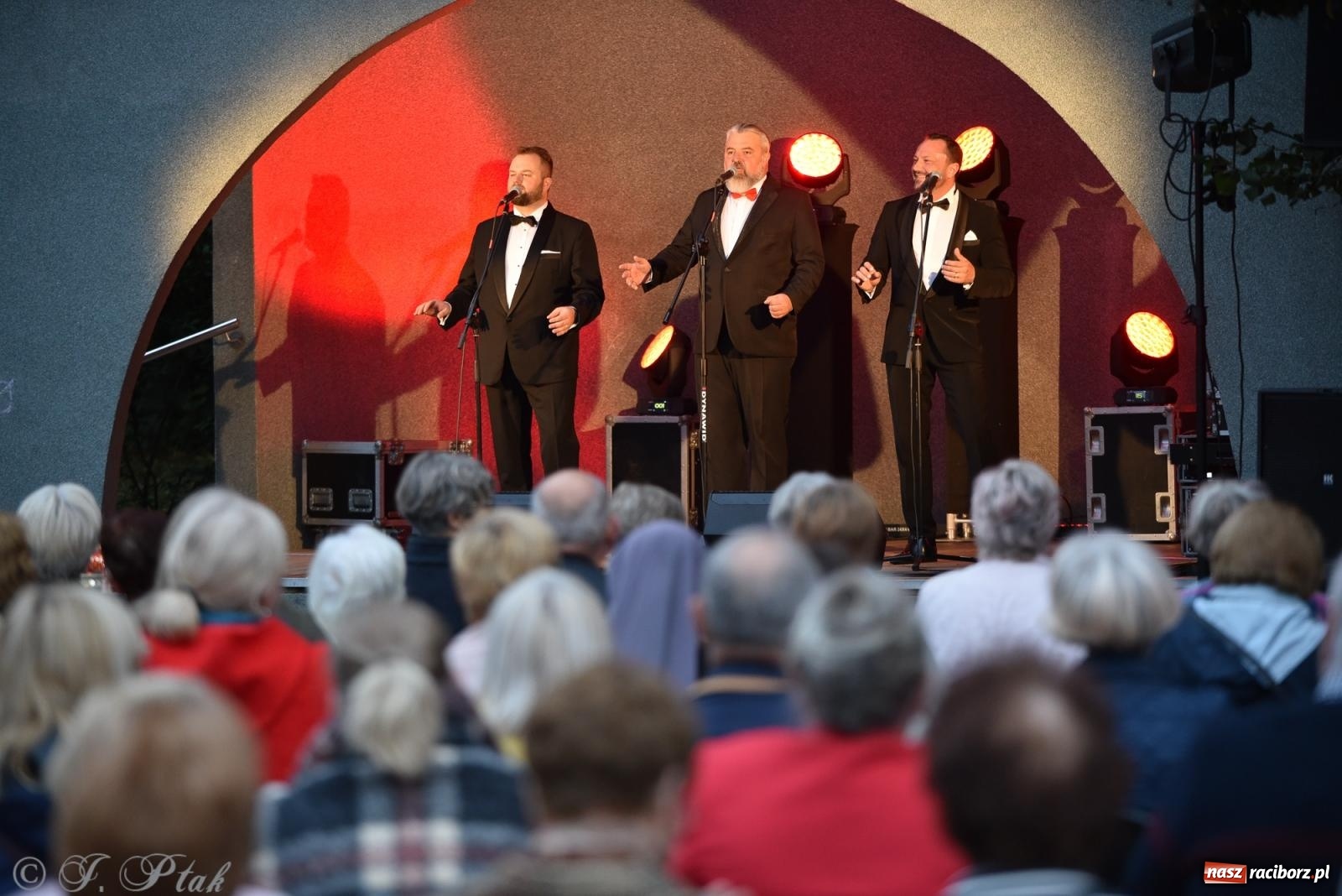 Zdjęcie w galerii na portalu naszraciborz.pl: Opera i deszcz. W parku m. Roth zakończono sezon koncertów plenerowych [FOTO i WIDEO] wiadomości z regionu