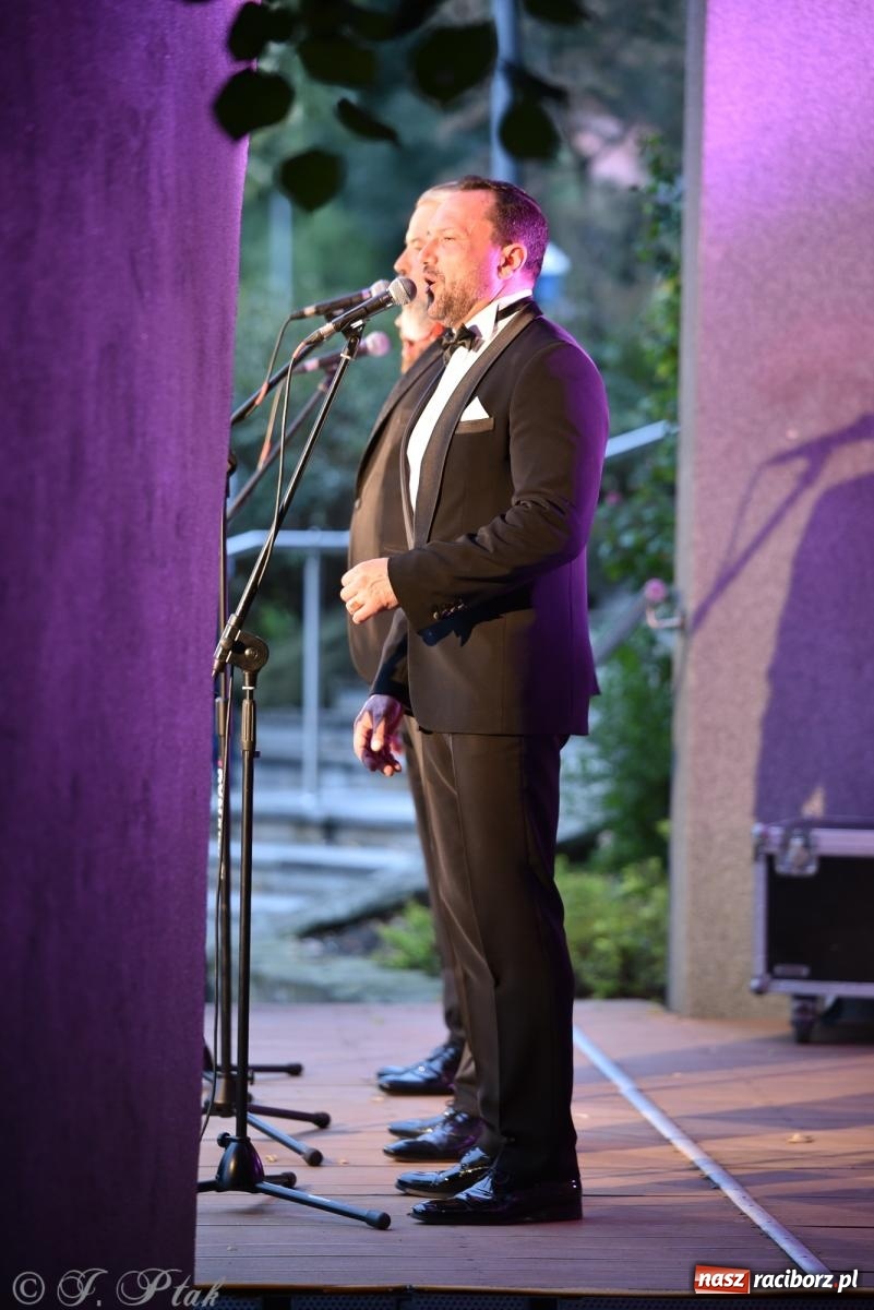 Zdjęcie w galerii na portalu naszraciborz.pl: Opera i deszcz. W parku m. Roth zakończono sezon koncertów plenerowych [FOTO i WIDEO] wiadomości z regionu