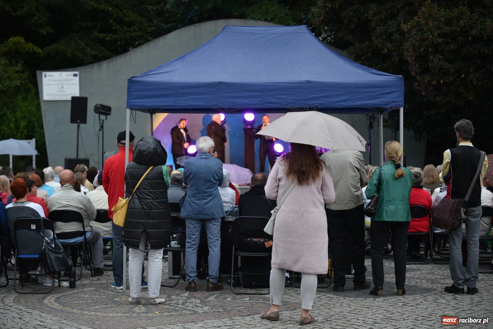 Zdjęcie w galerii na portalu naszraciborz.pl: Opera i deszcz. W parku m. Roth zakończono sezon koncertów plenerowych [FOTO i WIDEO] wiadomości z regionu