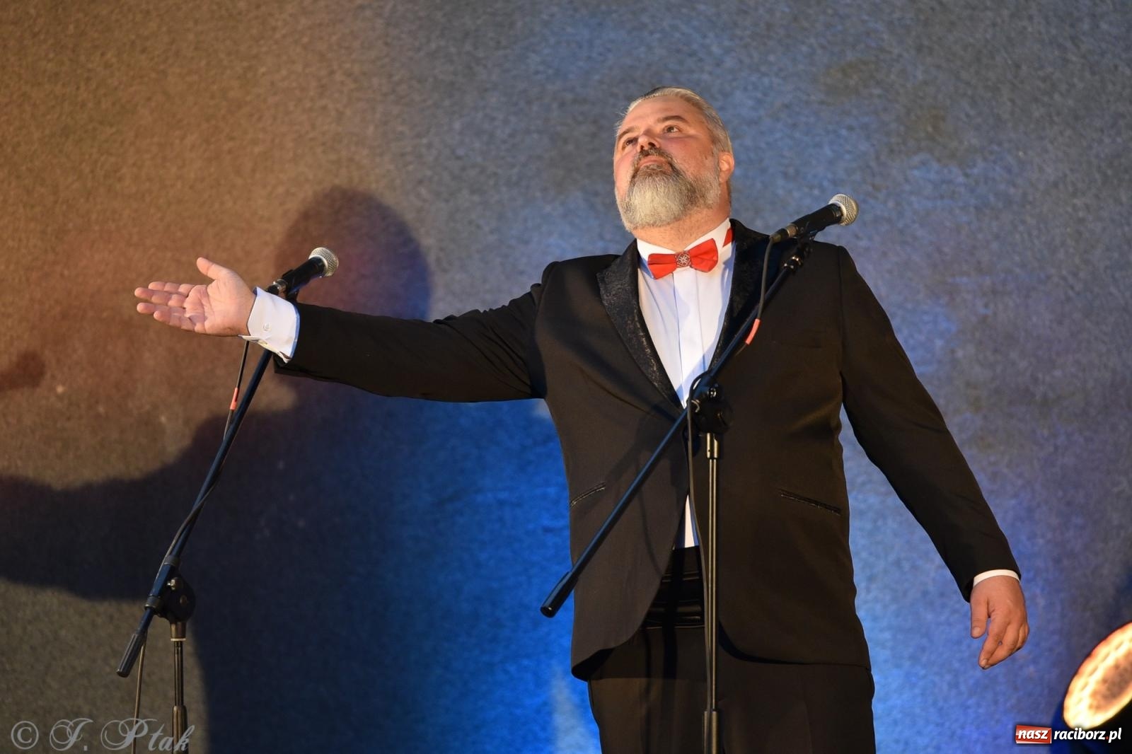 Zdjęcie w galerii na portalu naszraciborz.pl: Opera i deszcz. W parku m. Roth zakończono sezon koncertów plenerowych [FOTO i WIDEO] wiadomości z regionu