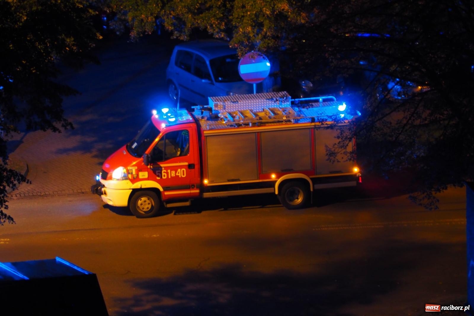 Zdjęcie w galerii na portalu naszraciborz.pl: Raport 998. Seicento uderzyło w drzewo. Czad przy Katowickiej wiadomości z regionu