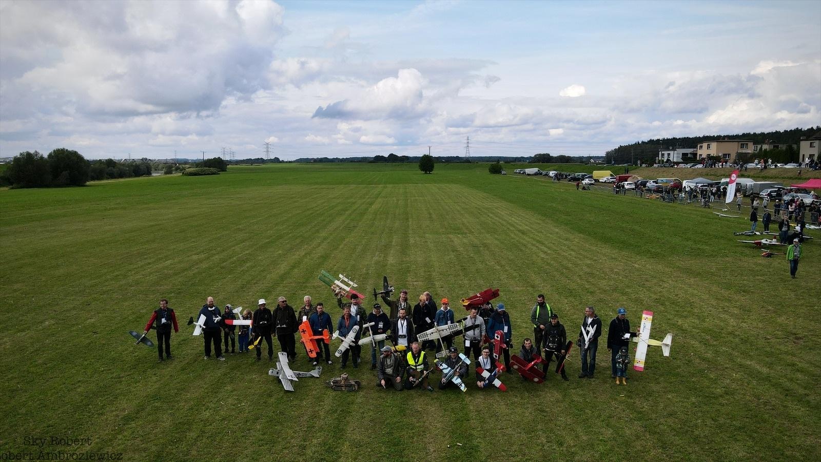 Zdjęcie w galerii na portalu naszraciborz.pl: Ponad stu modelarzy i F16 [FOTO] wiadomości z regionu