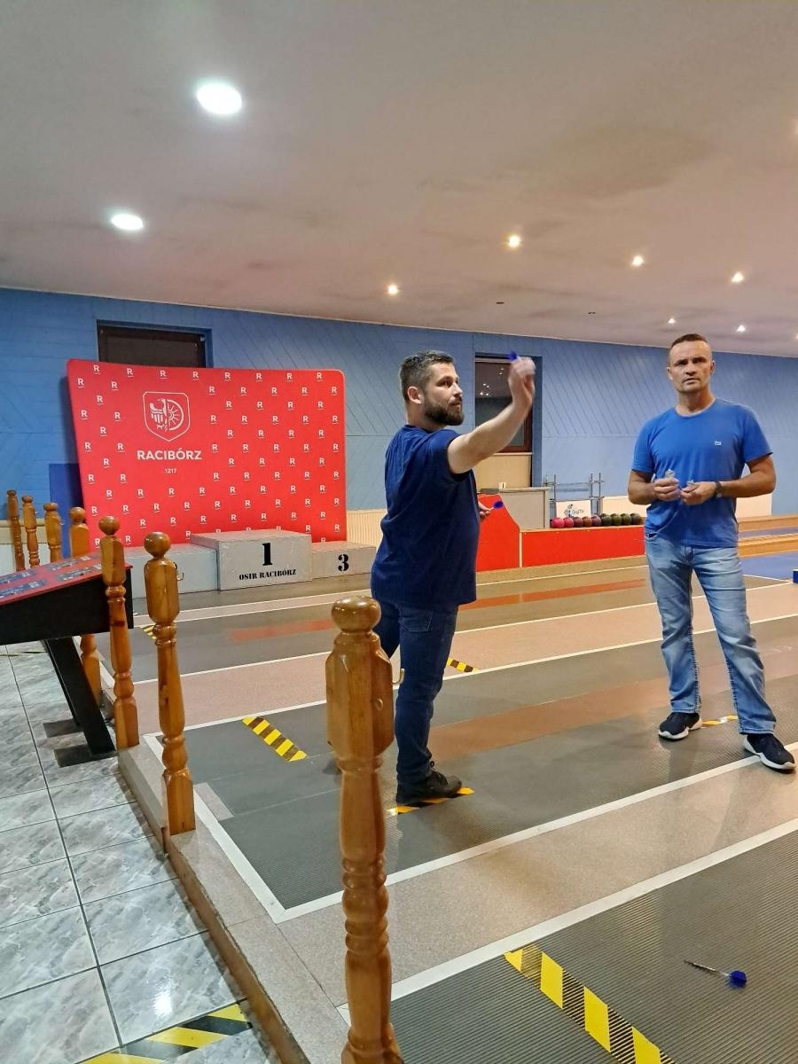 Zdjęcie w galerii na portalu naszraciborz.pl: Agata Kopta i Piotr Kupka triumfują w 5. rundzie ligi darta wiadomości z regionu