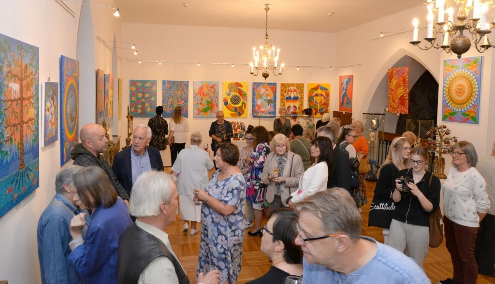 Zdjęcie w galerii na portalu naszraciborz.pl: Kolorowy świat Jana Koloczka w raciborskim Muzeum wiadomości z regionu