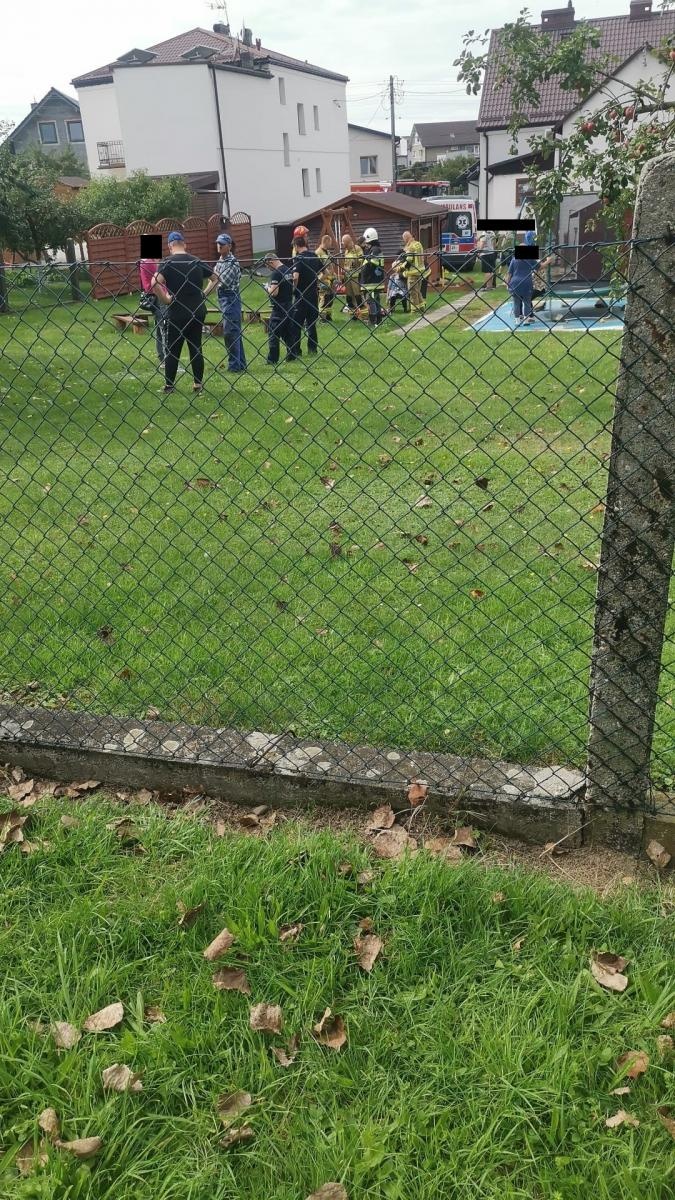 Zdjęcie w galerii na portalu naszraciborz.pl: Wypadek w Tworkowie. Drzewo przewróciło się na dwie starsze osoby [FOTO i WIDEO] wiadomości z regionu