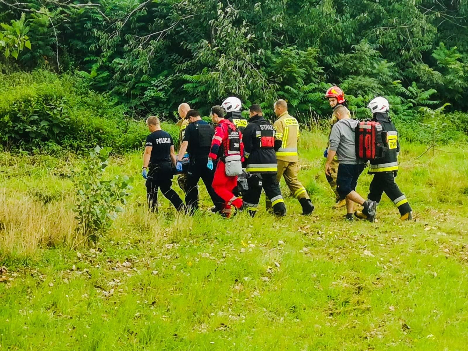 Zdjęcie w galerii na portalu naszraciborz.pl: Wypadek w Tworkowie. Drzewo przewróciło się na dwie starsze osoby [FOTO i WIDEO] wiadomości z regionu