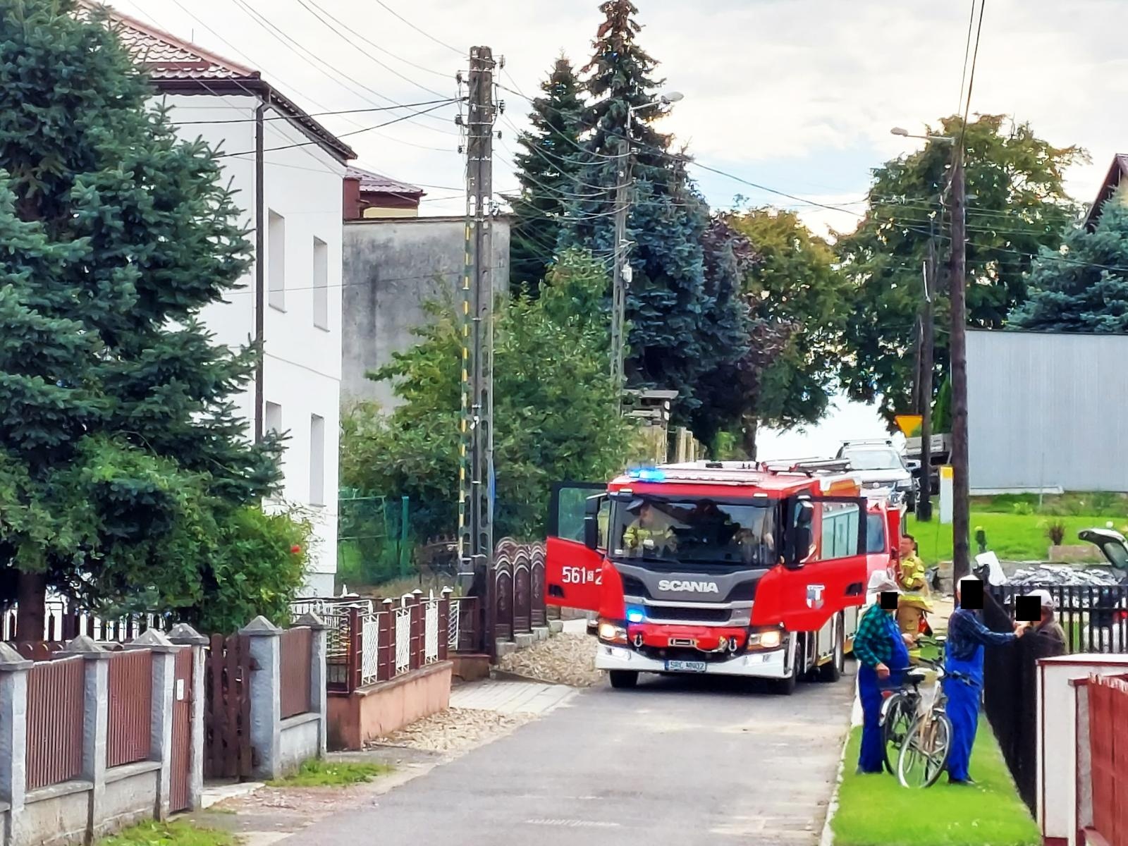 Zdjęcie w galerii na portalu naszraciborz.pl: Wypadek w Tworkowie. Drzewo przewróciło się na dwie starsze osoby [FOTO i WIDEO] wiadomości z regionu