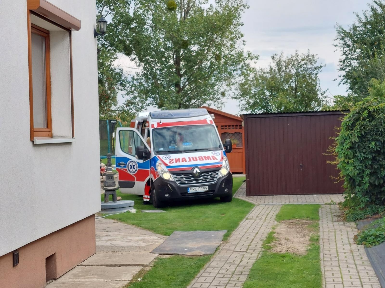 Zdjęcie w galerii na portalu naszraciborz.pl: Wypadek w Tworkowie. Drzewo przewróciło się na dwie starsze osoby [FOTO i WIDEO] wiadomości z regionu