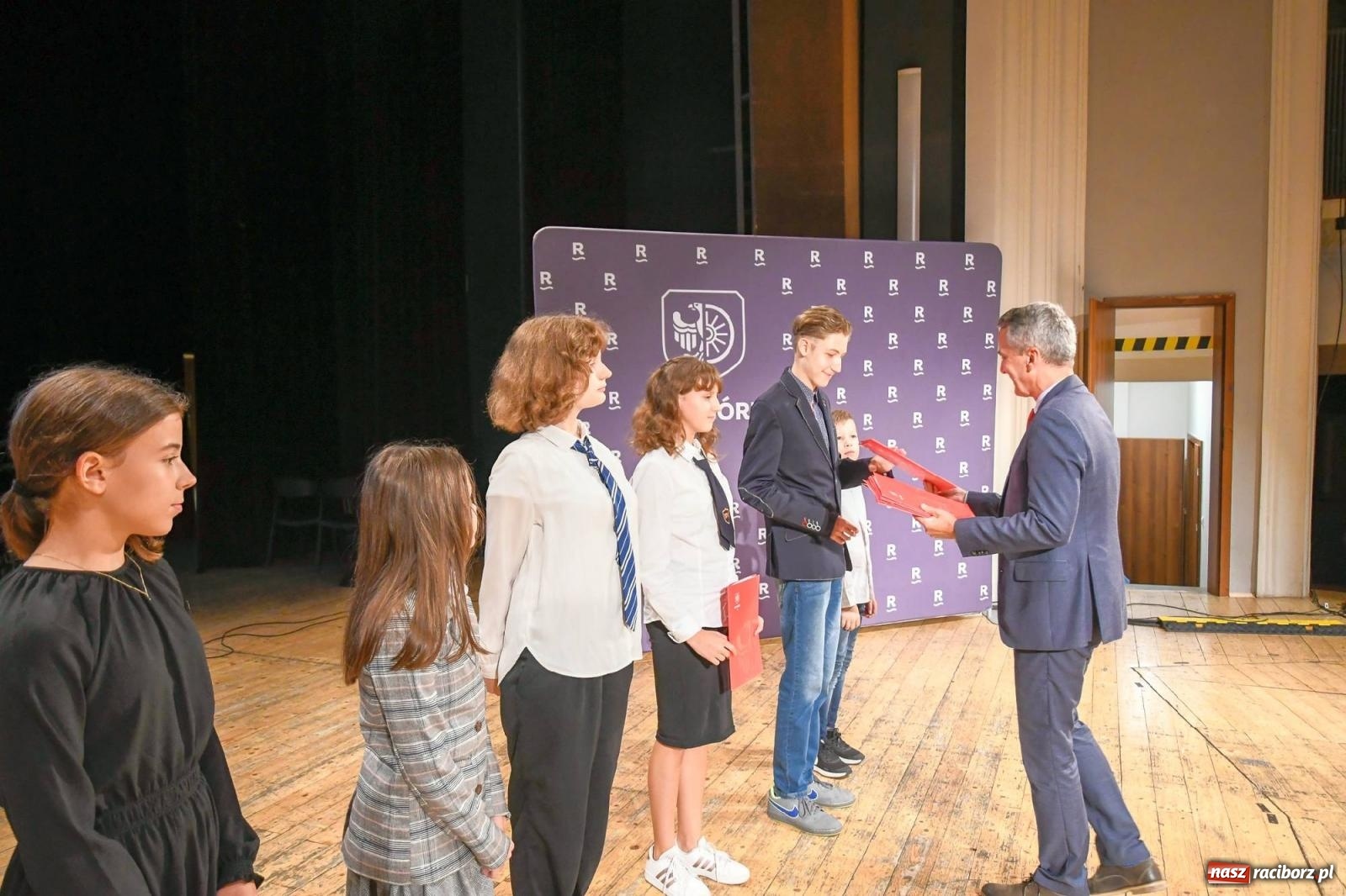 Zdjęcie w galerii na portalu naszraciborz.pl: Prymusi z Raciborza odebrali dyplomy oraz nagrody [FOTO i WIDEO] wiadomości z regionu