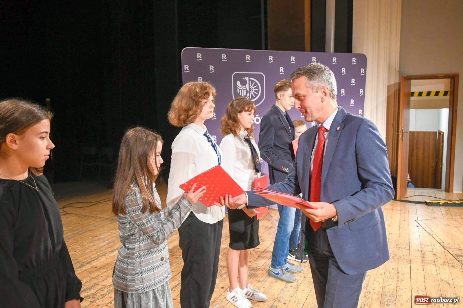 Zdjęcie w galerii na portalu naszraciborz.pl: Prymusi z Raciborza odebrali dyplomy oraz nagrody [FOTO i WIDEO] wiadomości z regionu