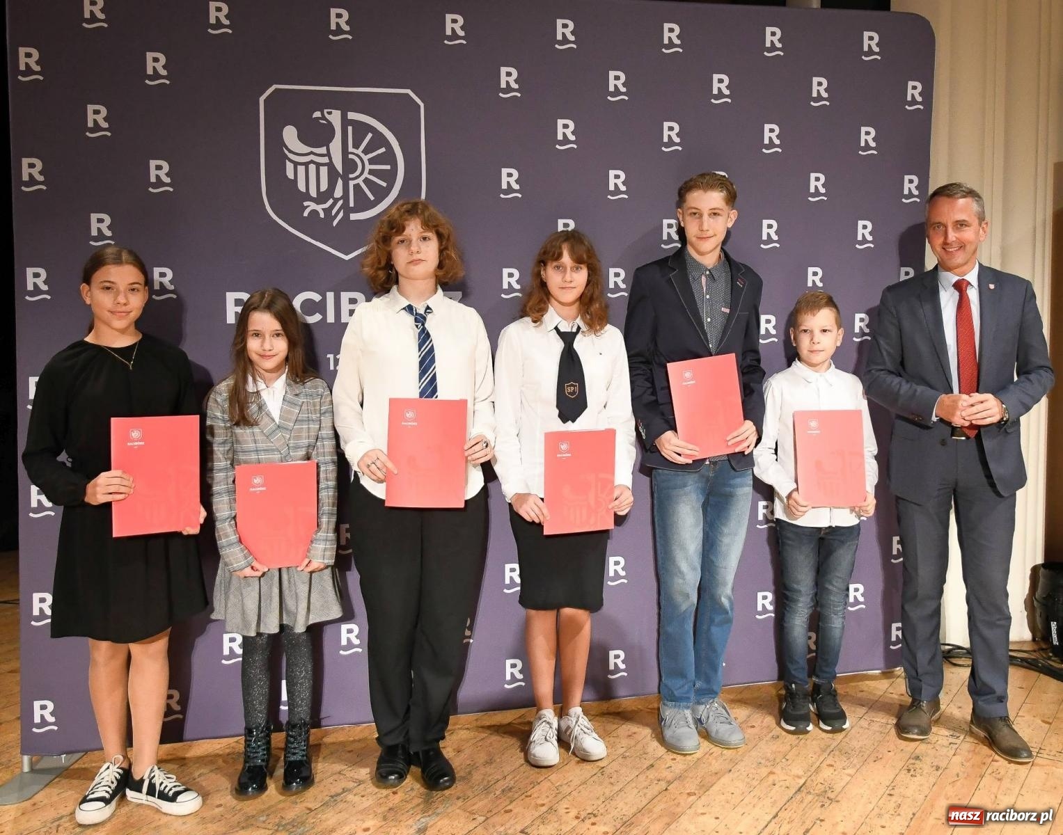 Zdjęcie w galerii na portalu naszraciborz.pl: Prymusi z Raciborza odebrali dyplomy oraz nagrody [FOTO i WIDEO] wiadomości z regionu
